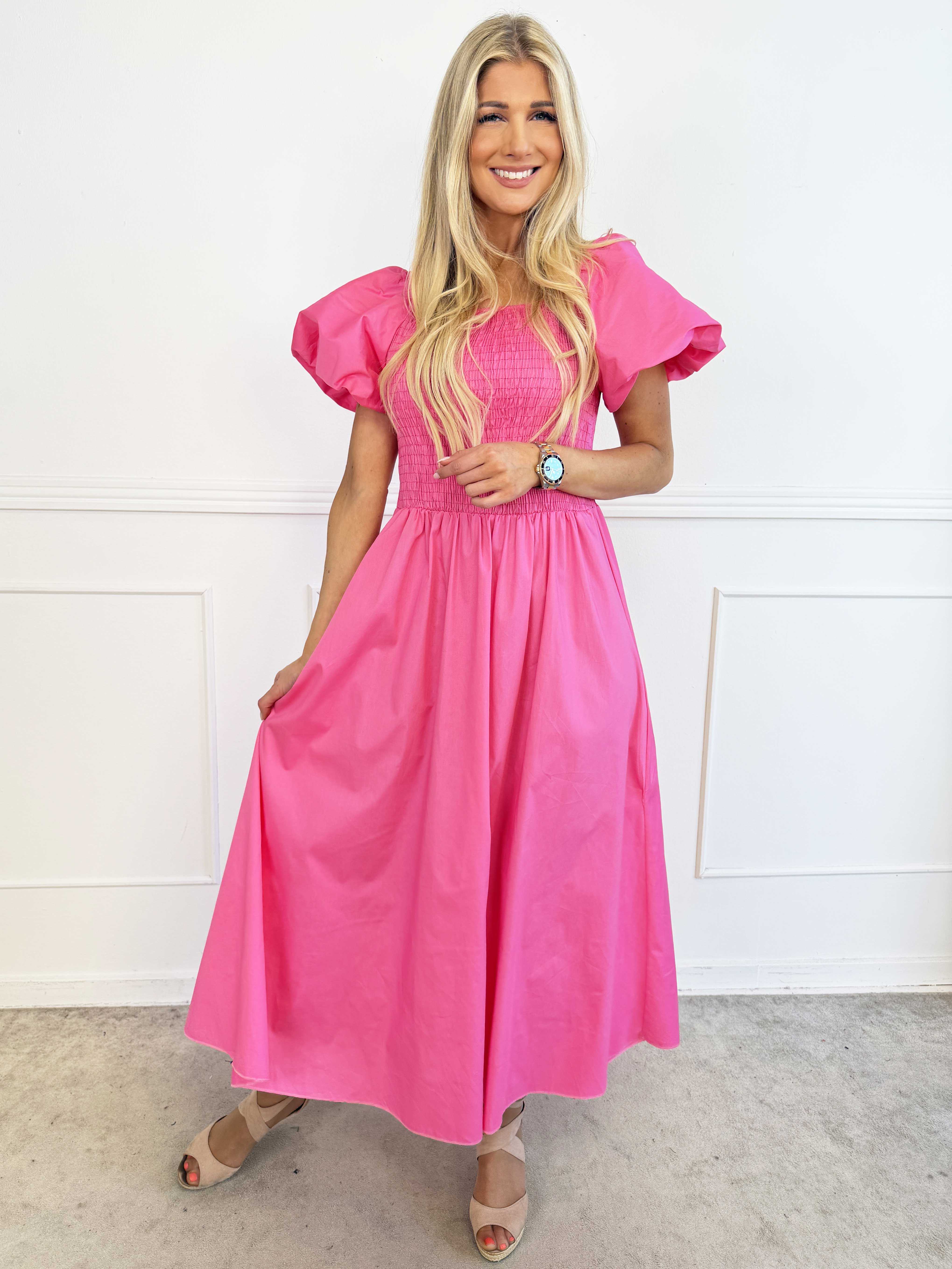 Naila - Lang bomuldskjole med smock over brystet og korte ballonærmer