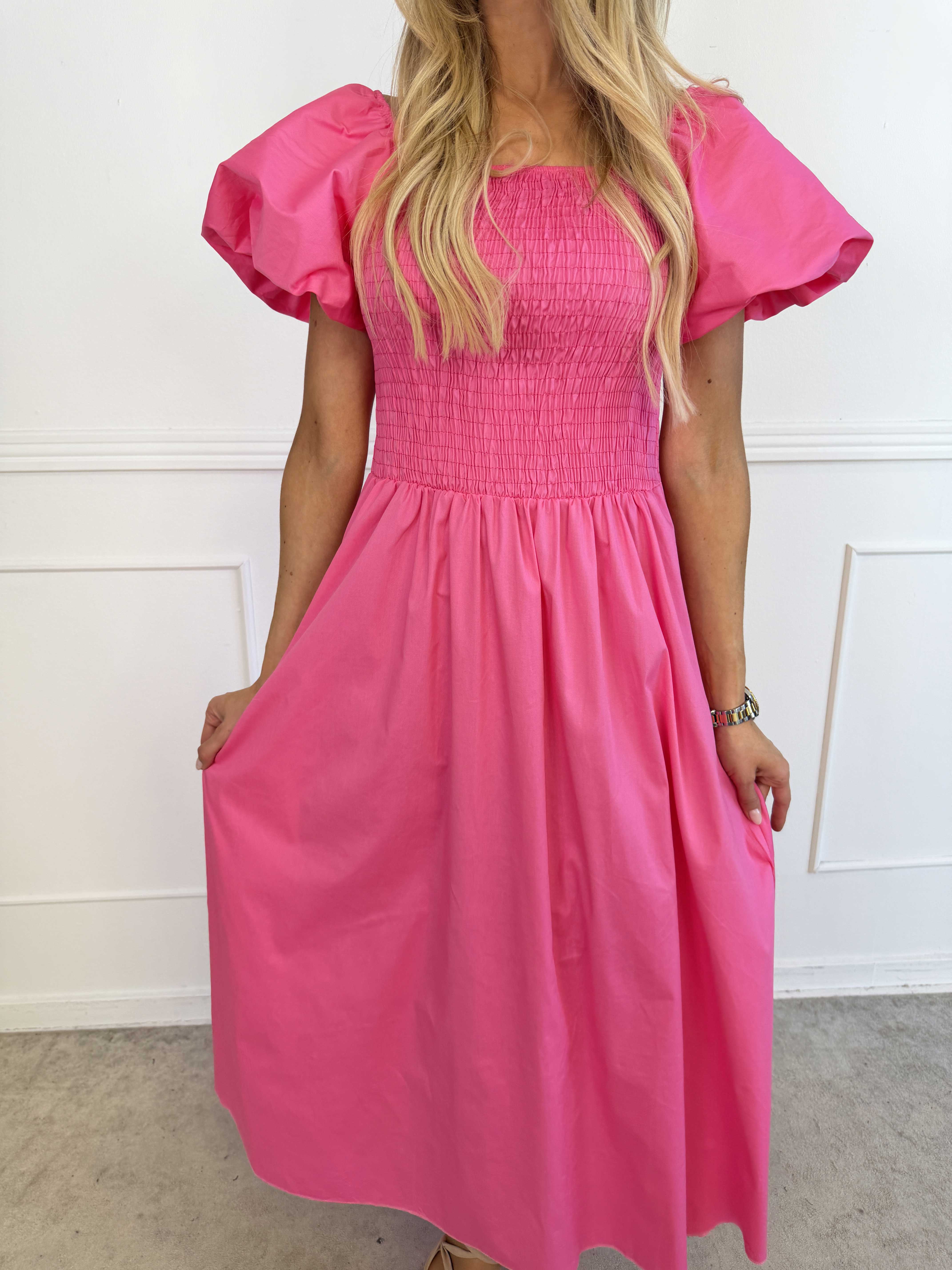 Naila - Lang bomuldskjole med smock over brystet og korte ballonærmer