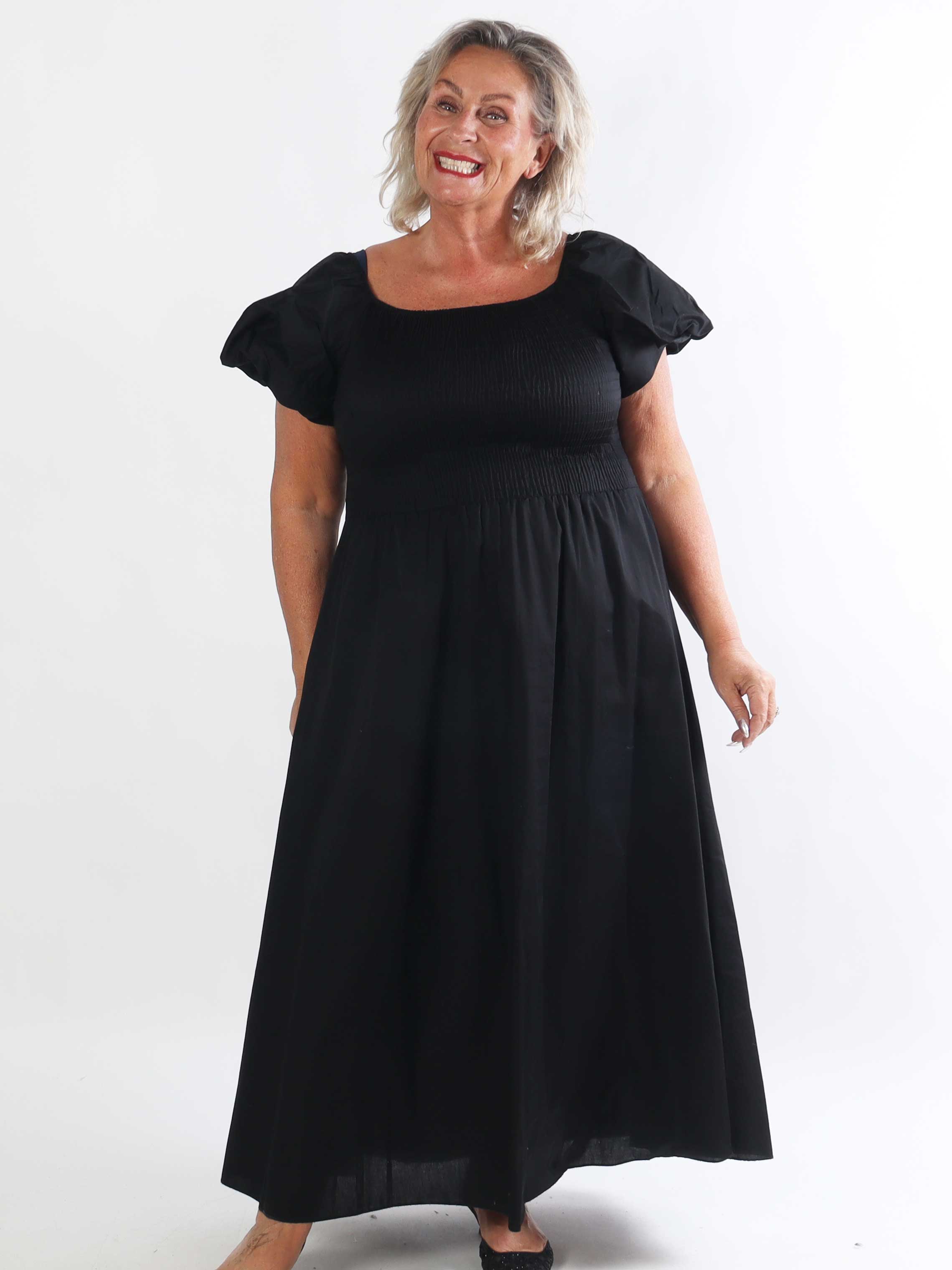 Naila - Plus size bomuldskjole med smock over brystet og korte ballonærmer