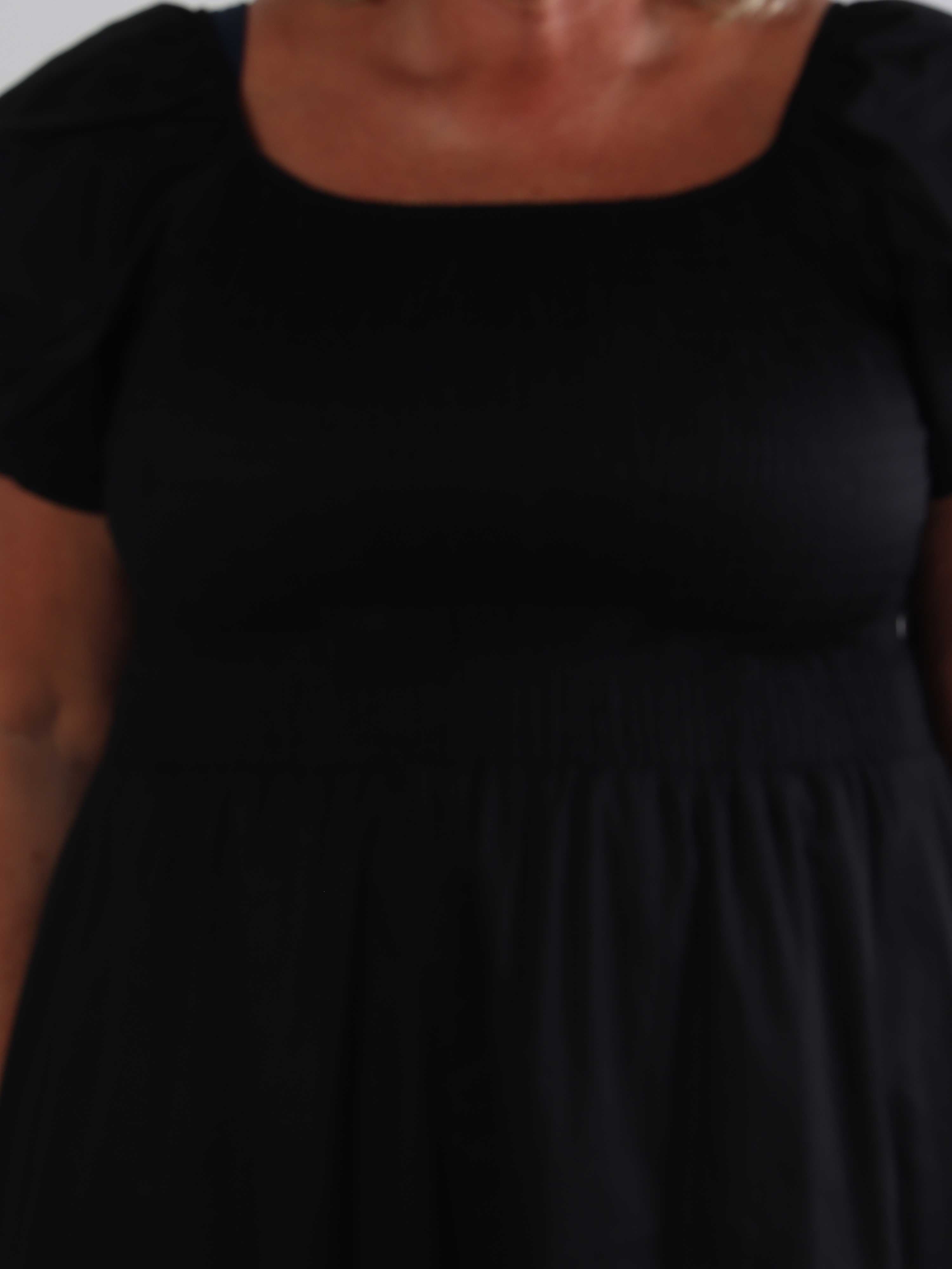 Naila - Plus size bomuldskjole med smock over brystet og korte ballonærmer