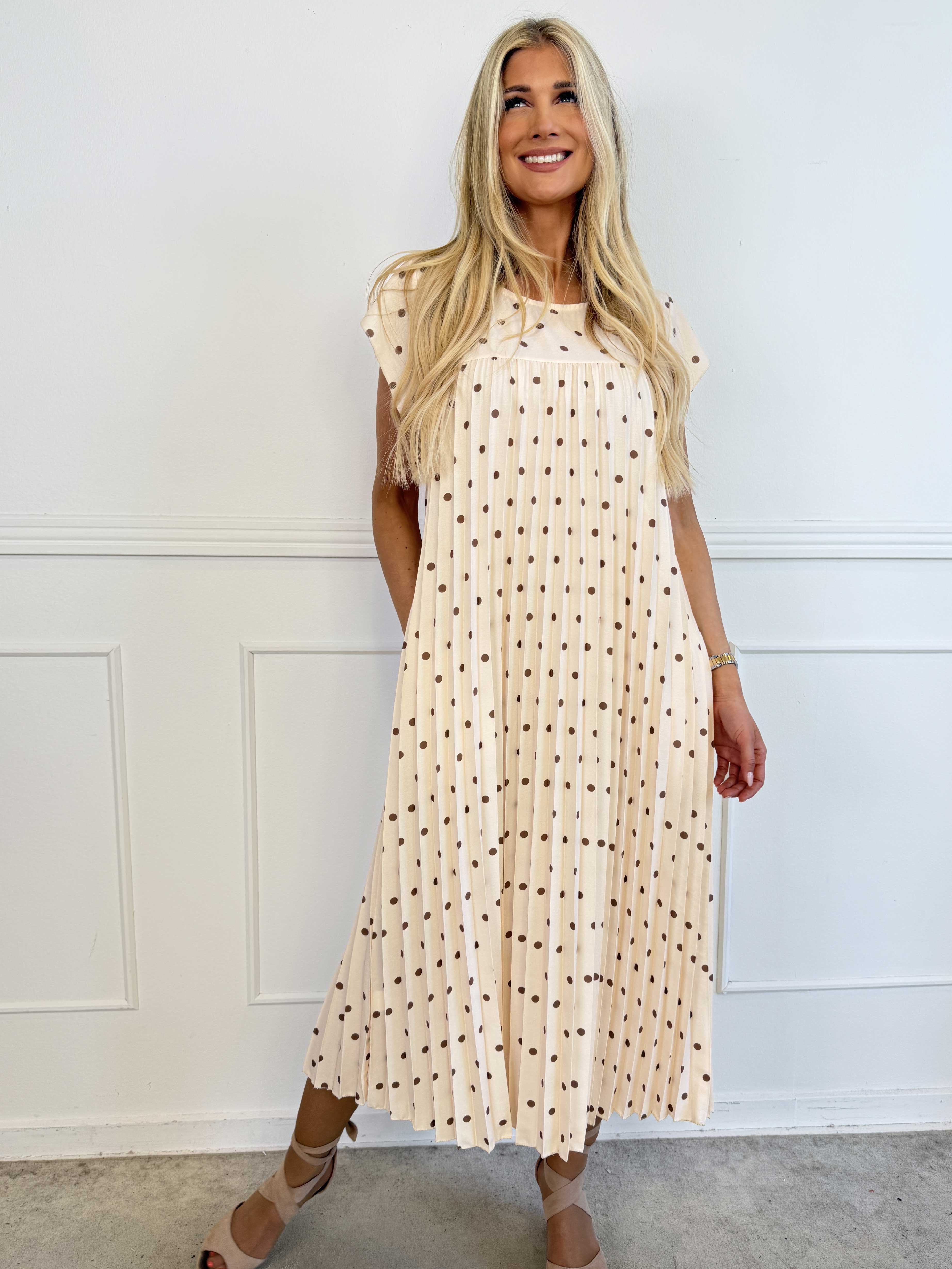 Nancy Dot - Lang plisseret kjole med prikker og lommer