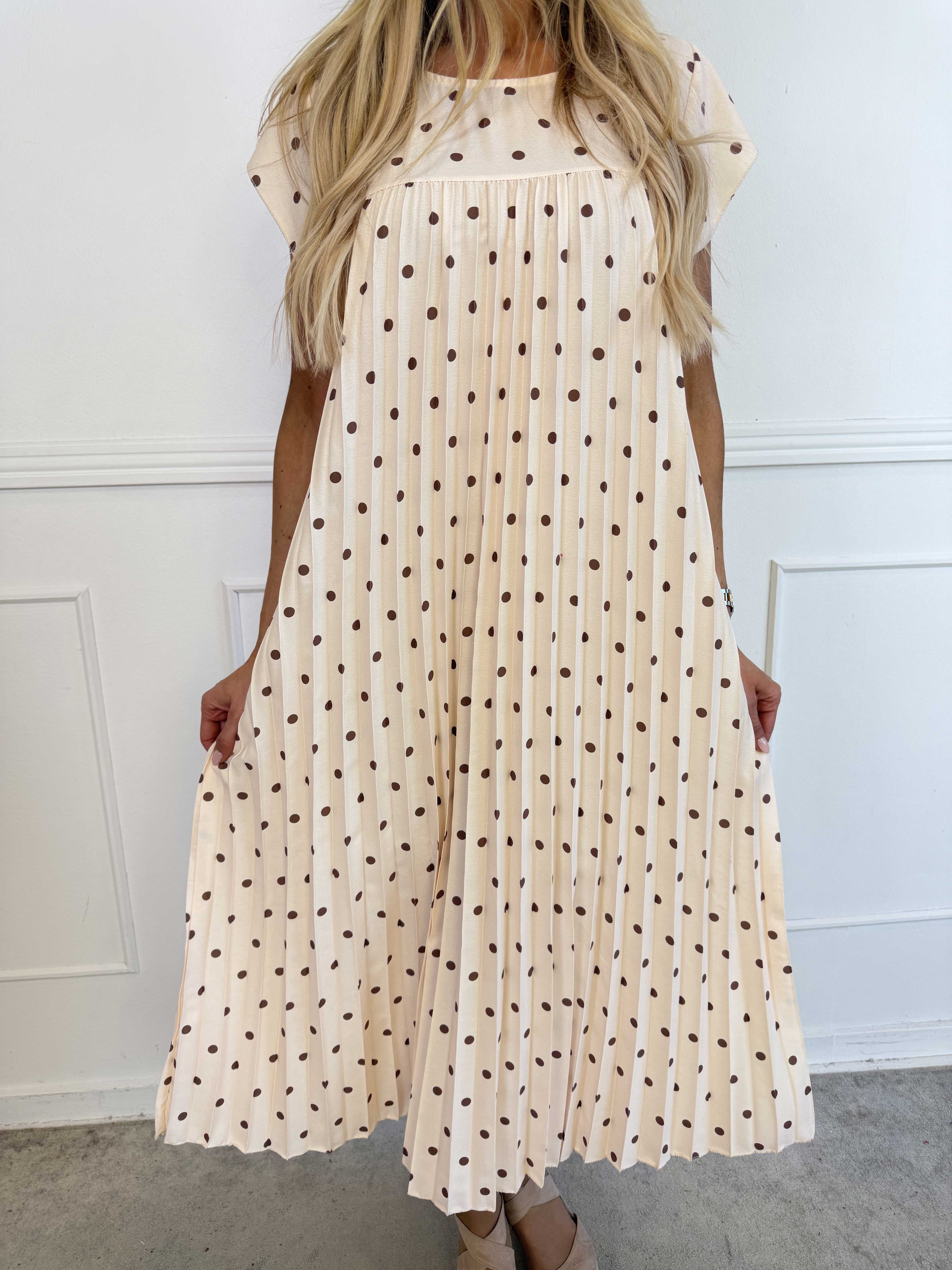 Nancy Dot - Lang plisseret kjole med prikker og lommer