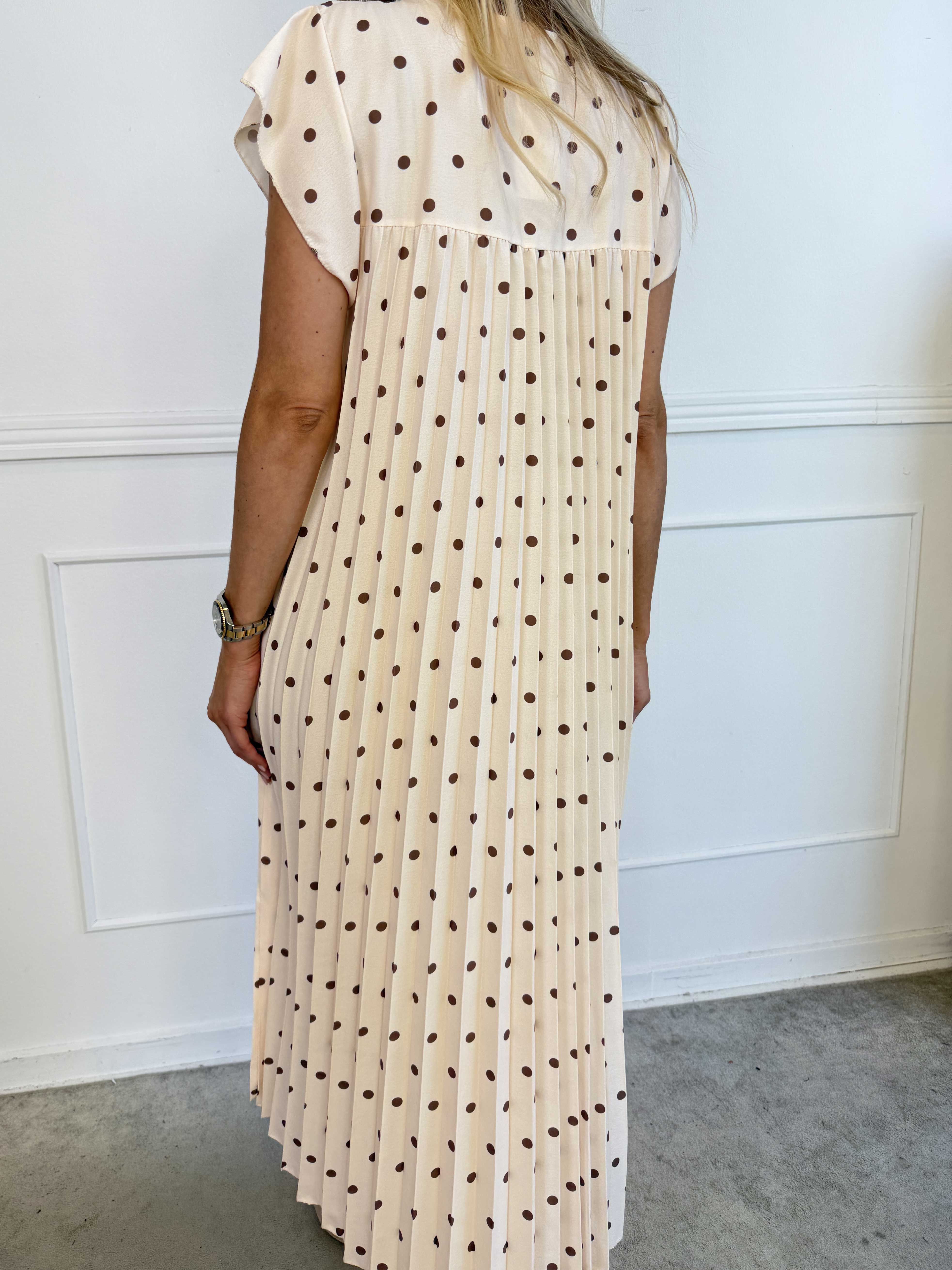 Nancy Dot - Lang plisseret kjole med prikker og lommer