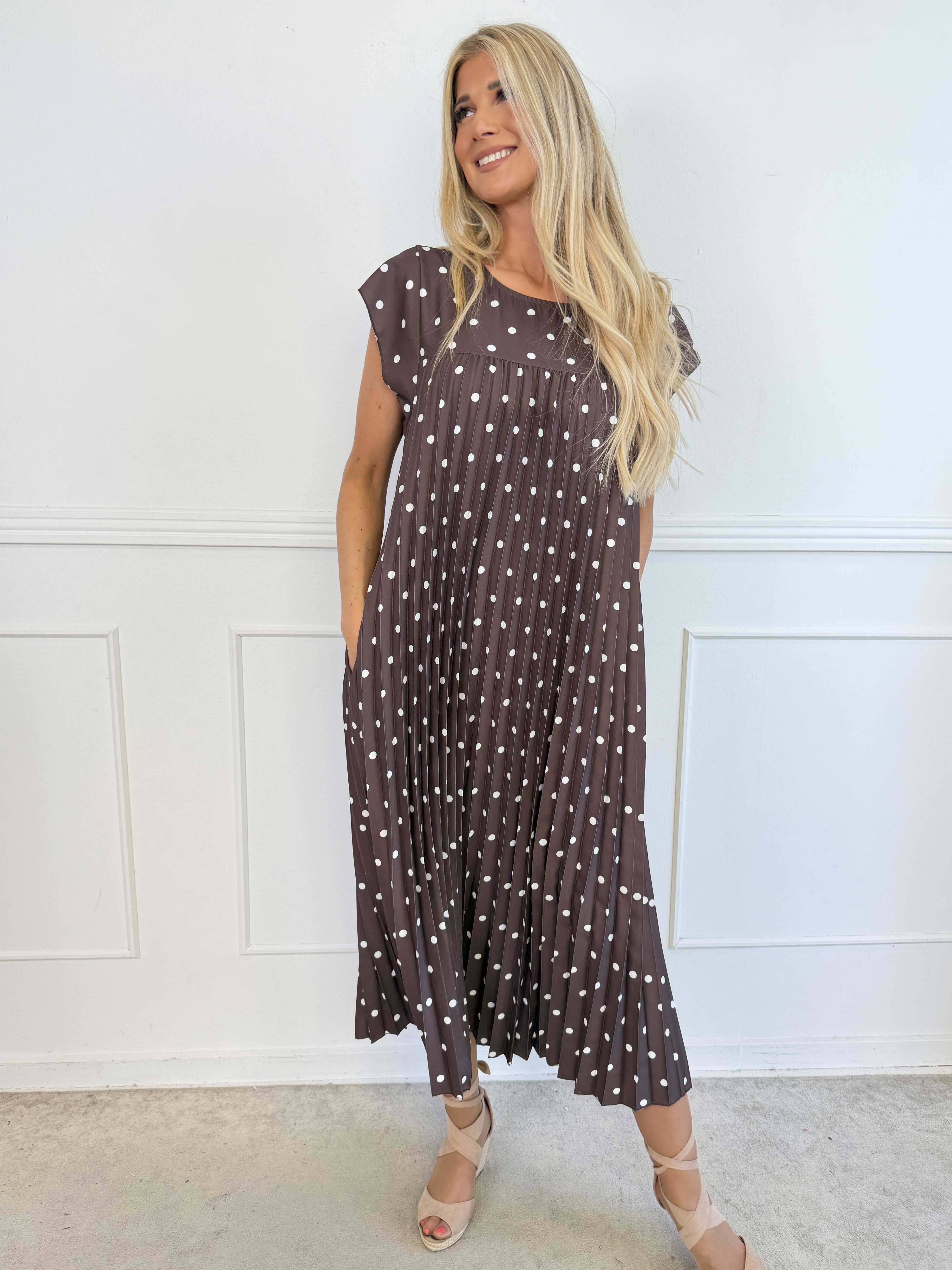 Nancy Dot - Lang plisseret kjole med prikker og lommer