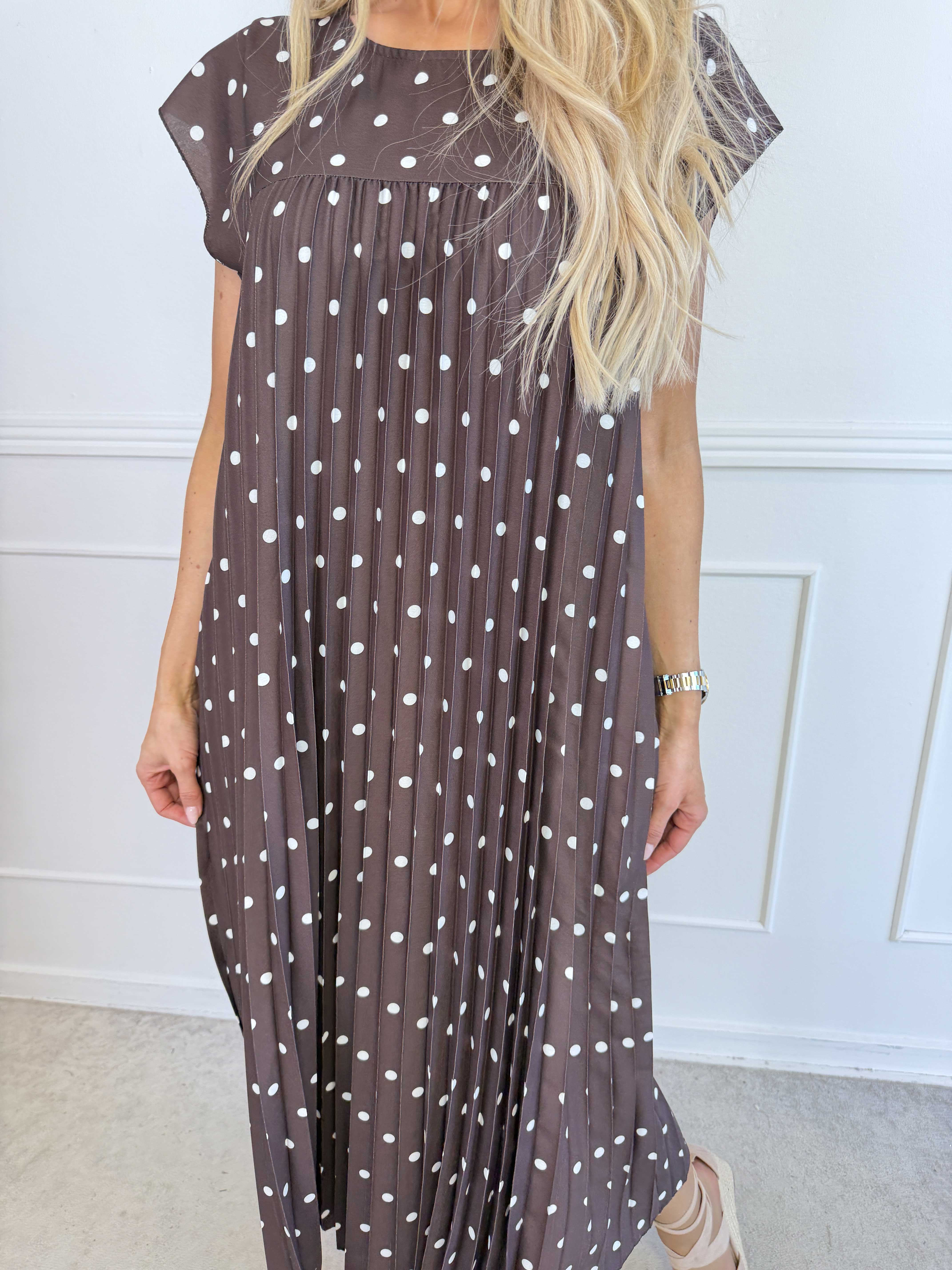 Nancy Dot - Lang plisseret kjole med prikker og lommer