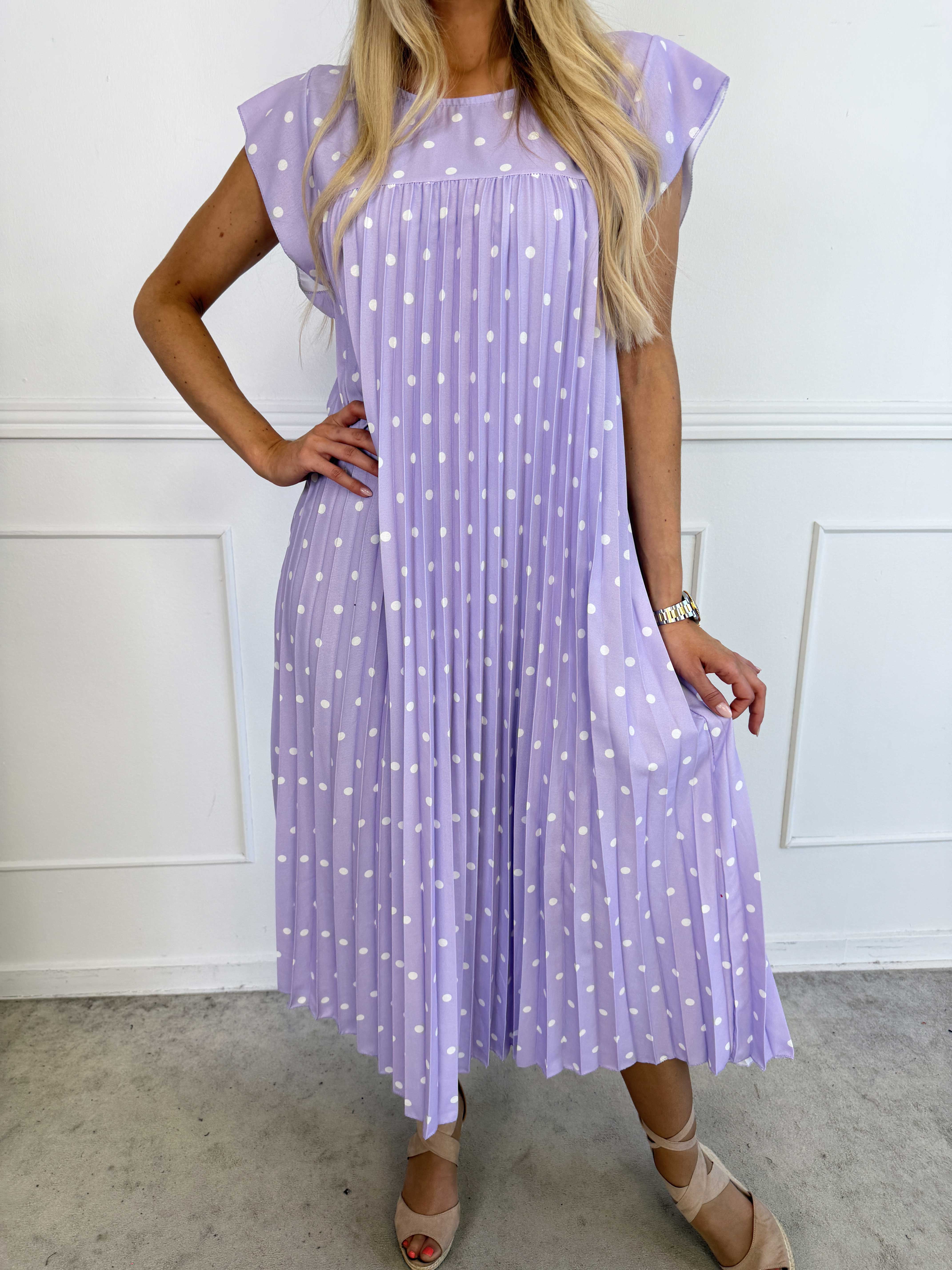 Nancy Dot - Lang plisseret kjole med prikker og lommer