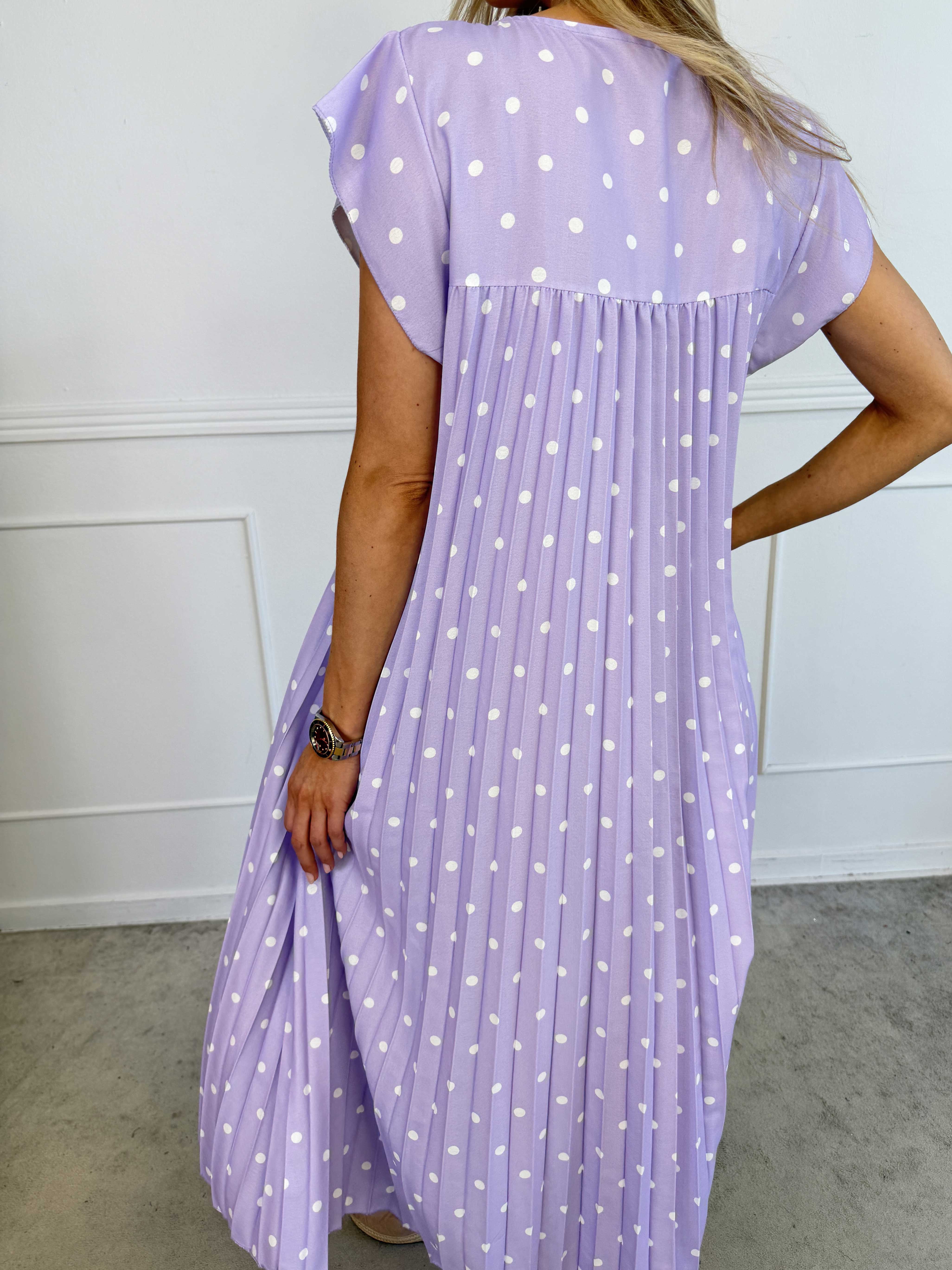 Nancy Dot - Lang plisseret kjole med prikker og lommer