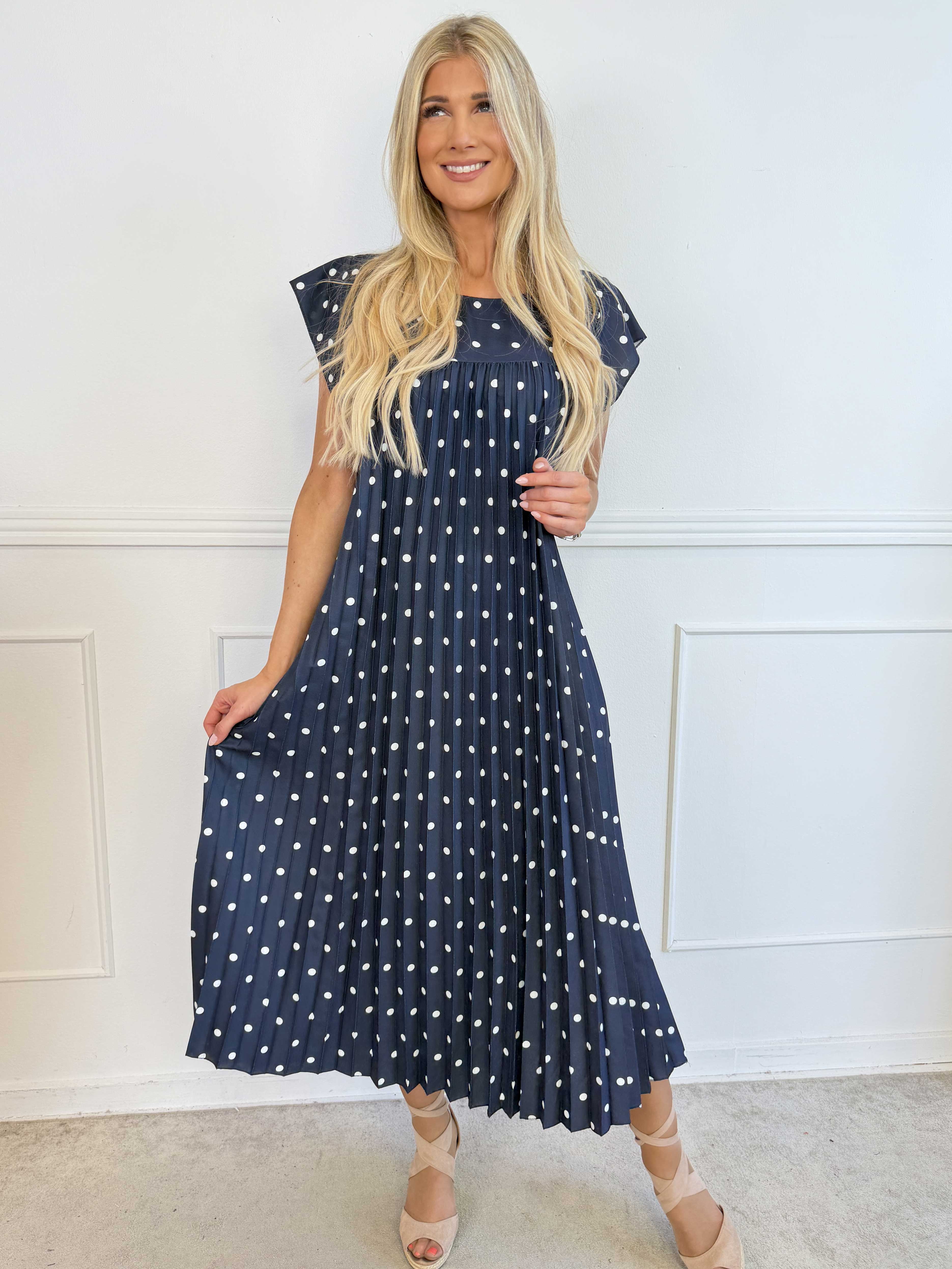 Nancy Dot - Lang plisseret kjole med prikker og lommer