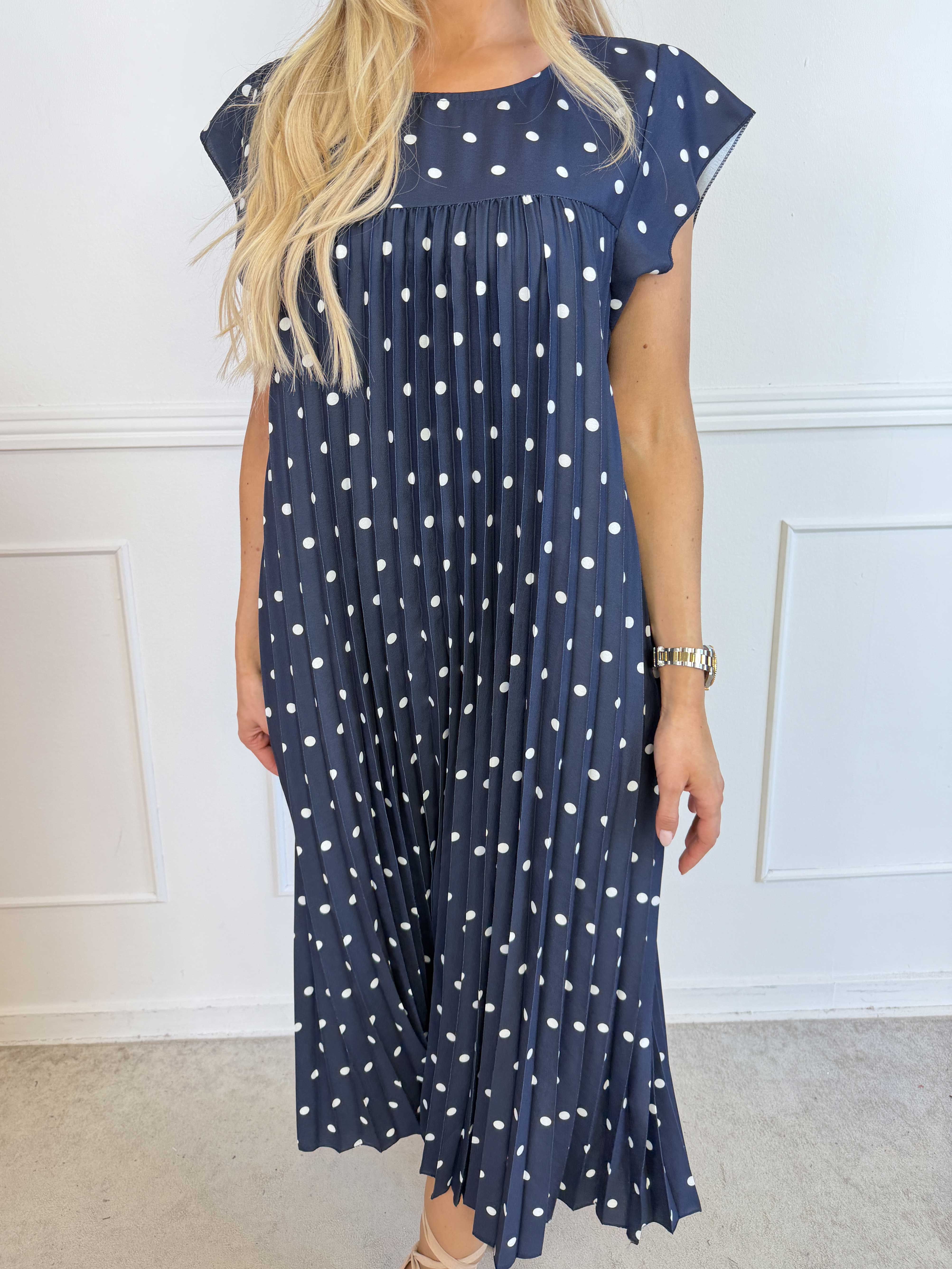 Nancy Dot - Lang plisseret kjole med prikker og lommer