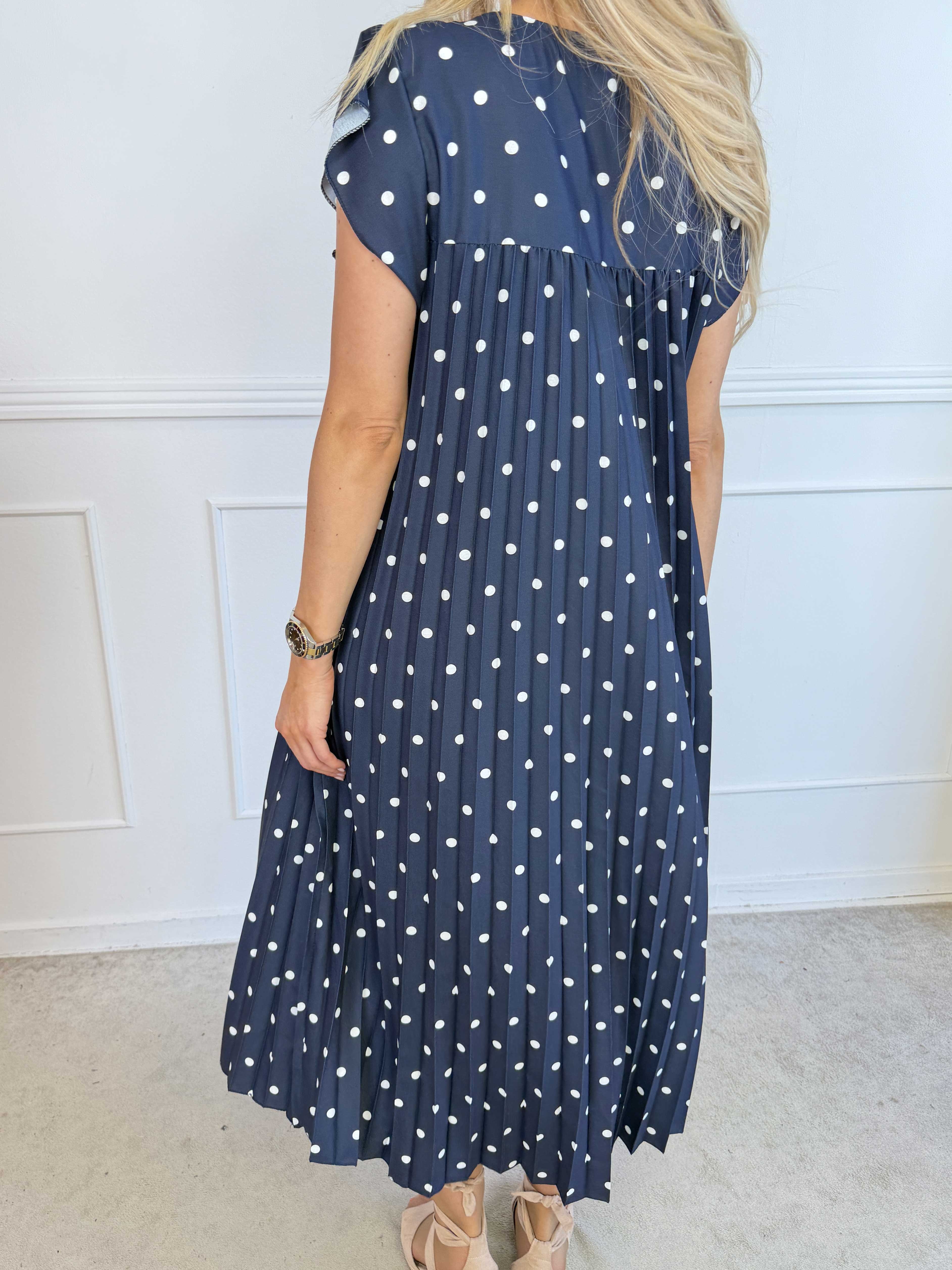 Nancy Dot - Lang plisseret kjole med prikker og lommer