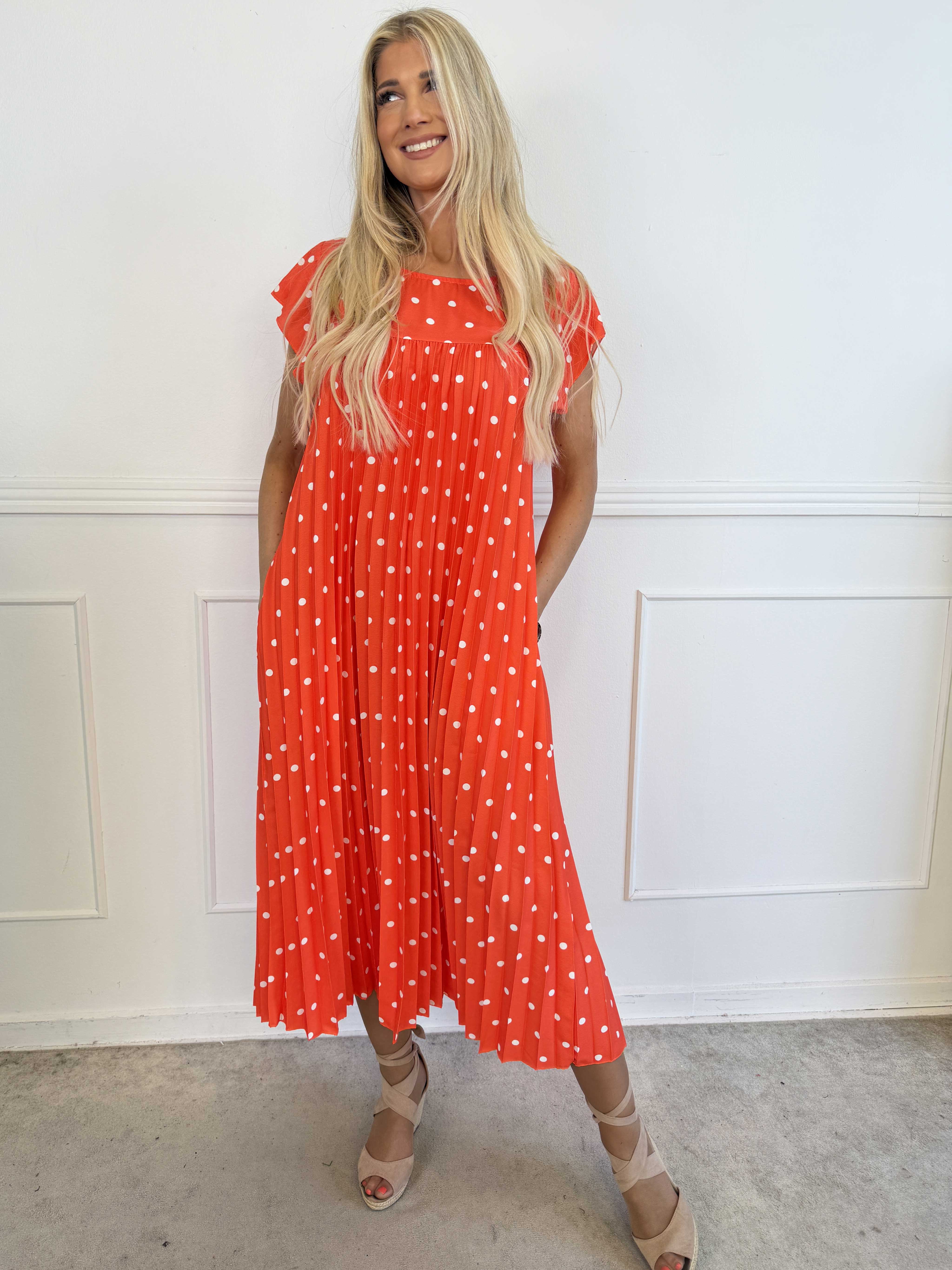 Nancy Dot - Lang plisseret kjole med prikker og lommer