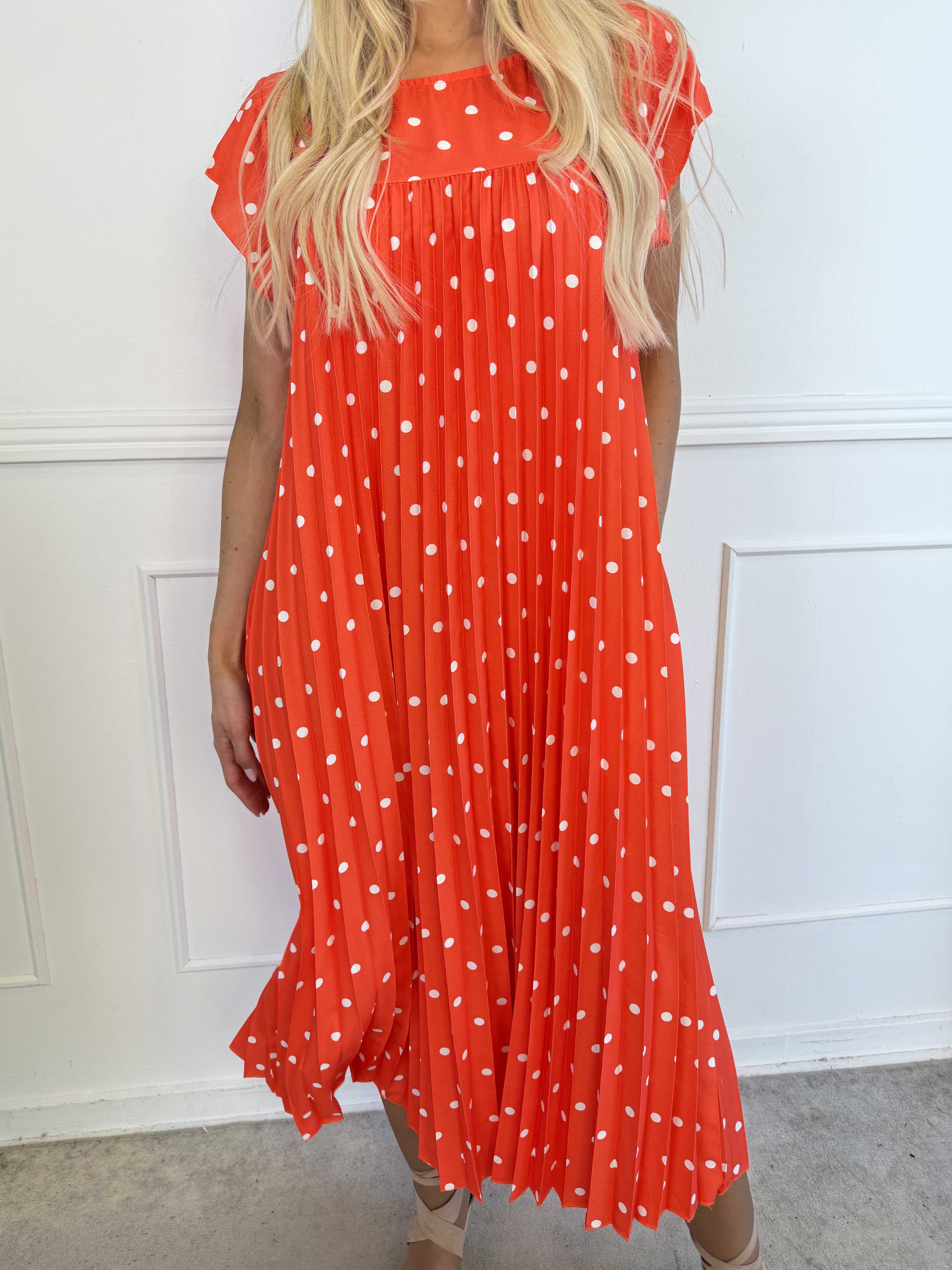 Nancy Dot - Lang plisseret kjole med prikker og lommer