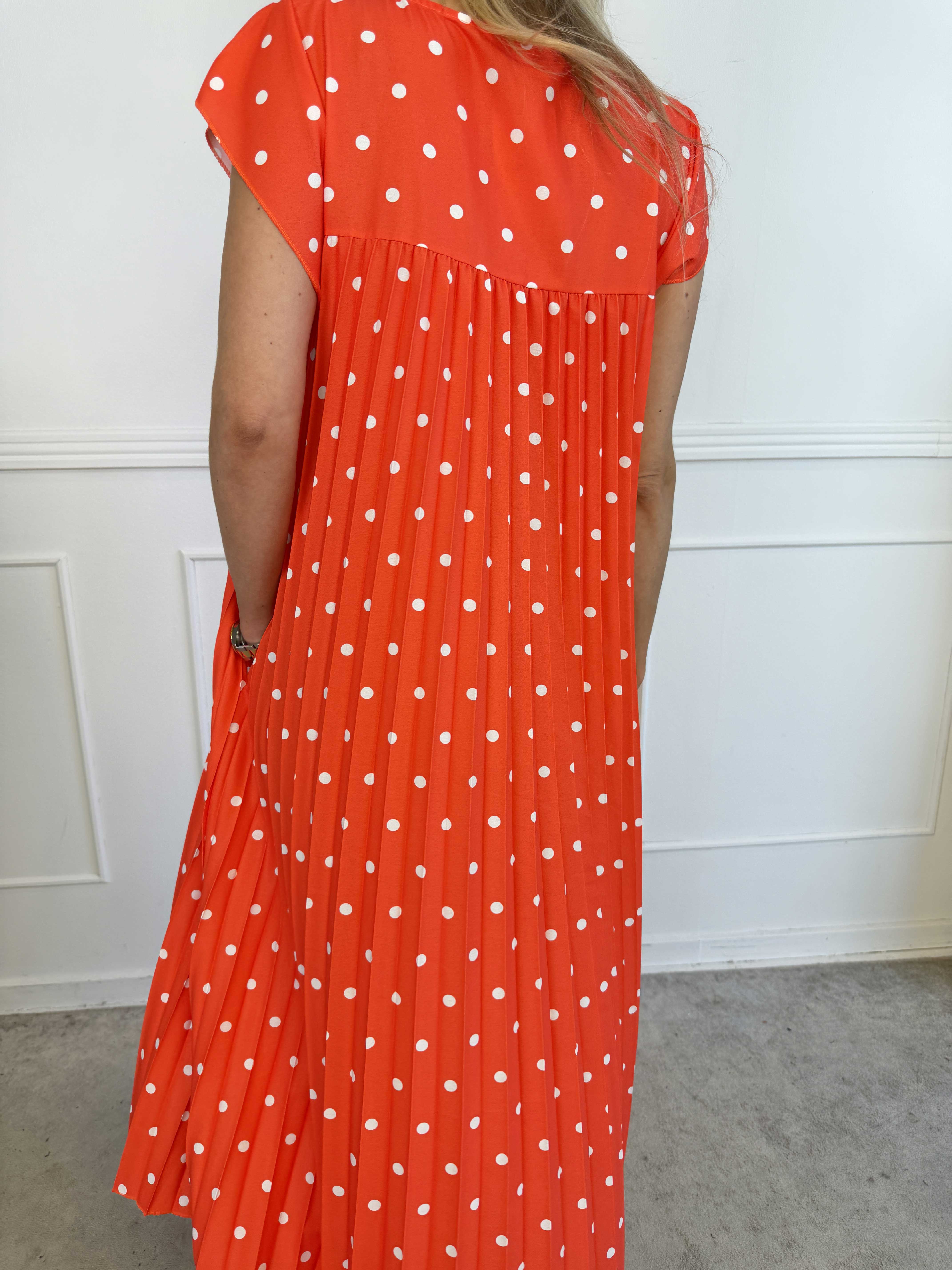 Nancy Dot - Lang plisseret kjole med prikker og lommer