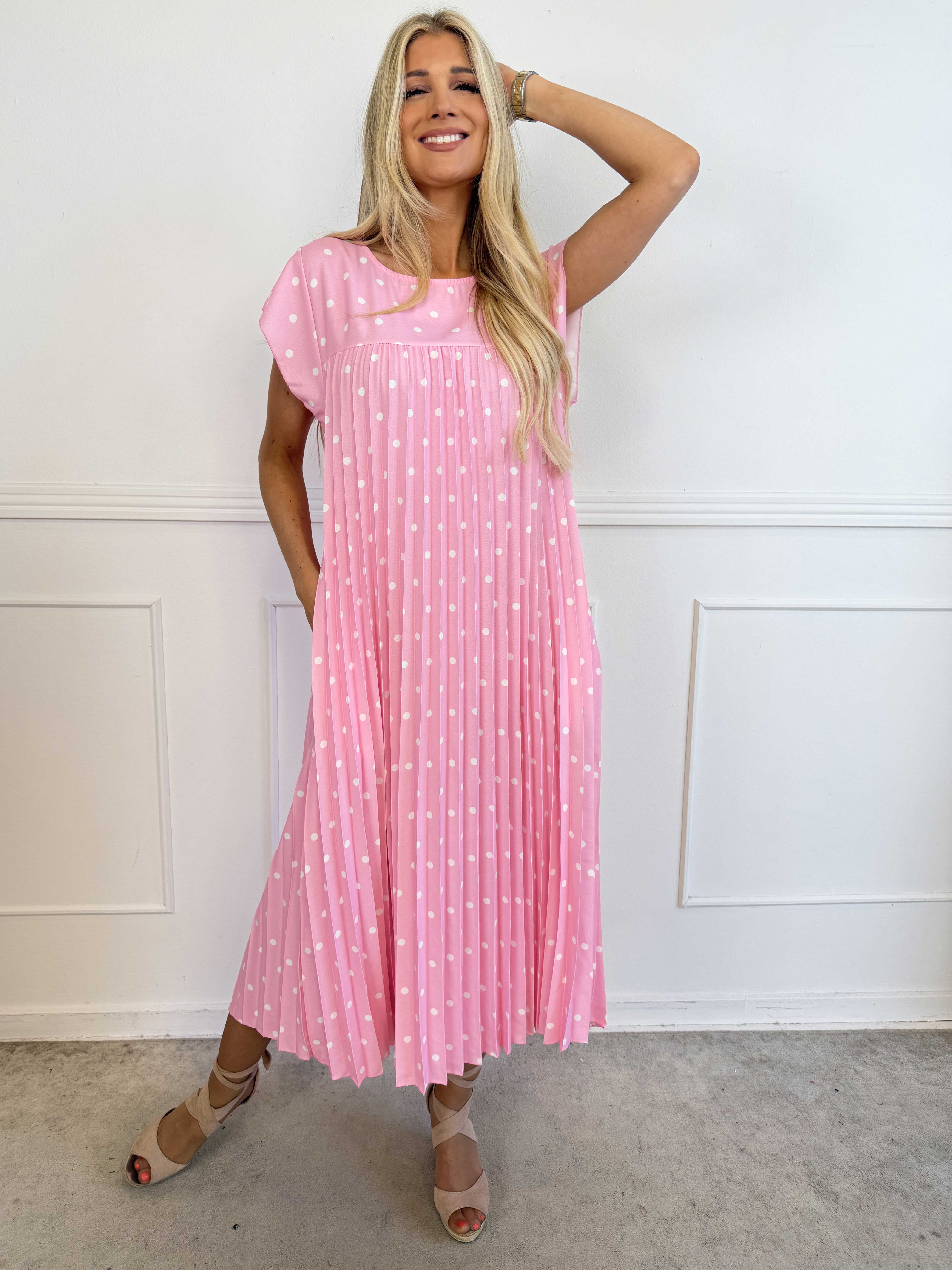 Nancy Dot - Lang plisseret kjole med prikker og lommer