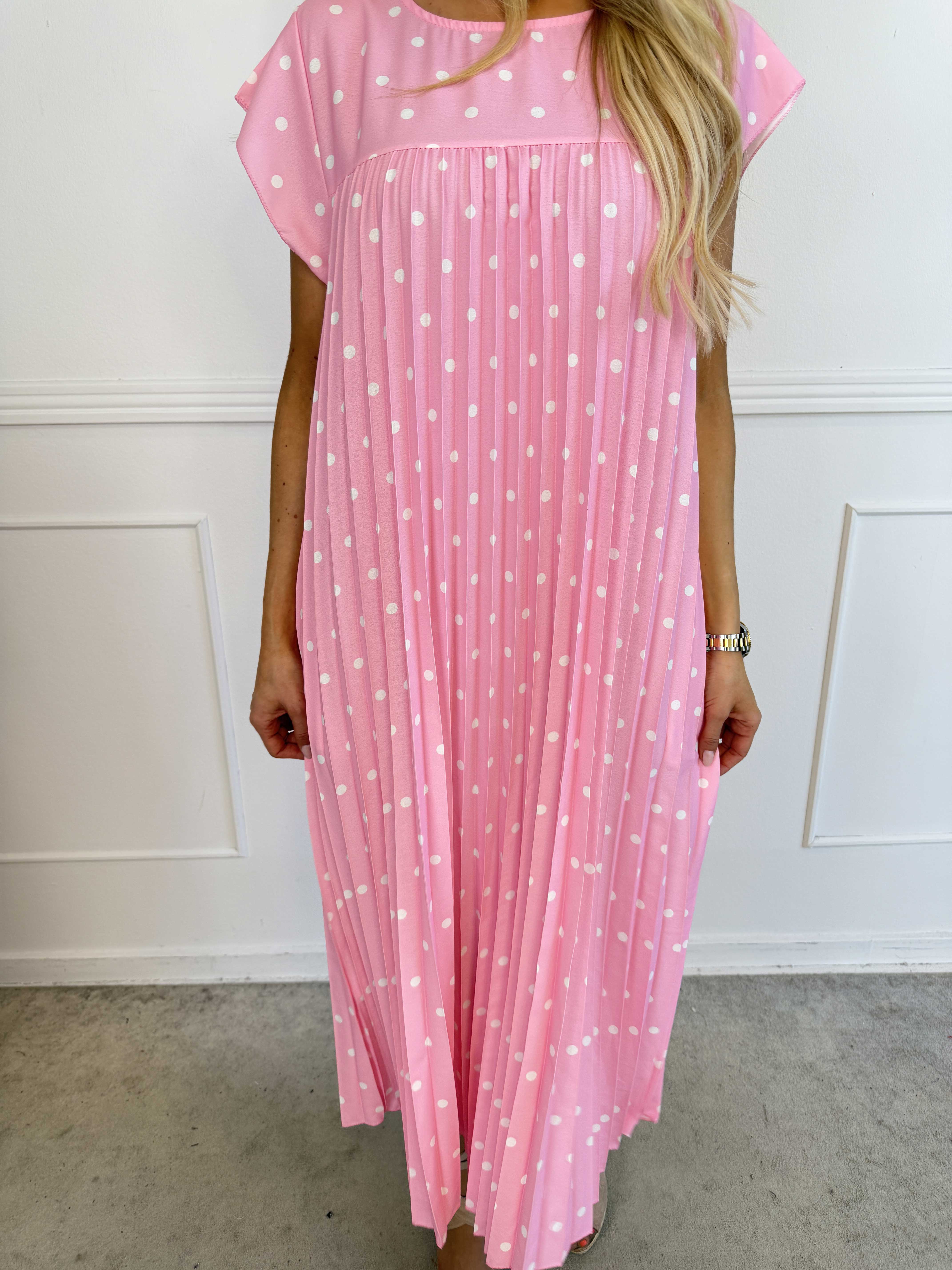 Nancy Dot - Lang plisseret kjole med prikker og lommer