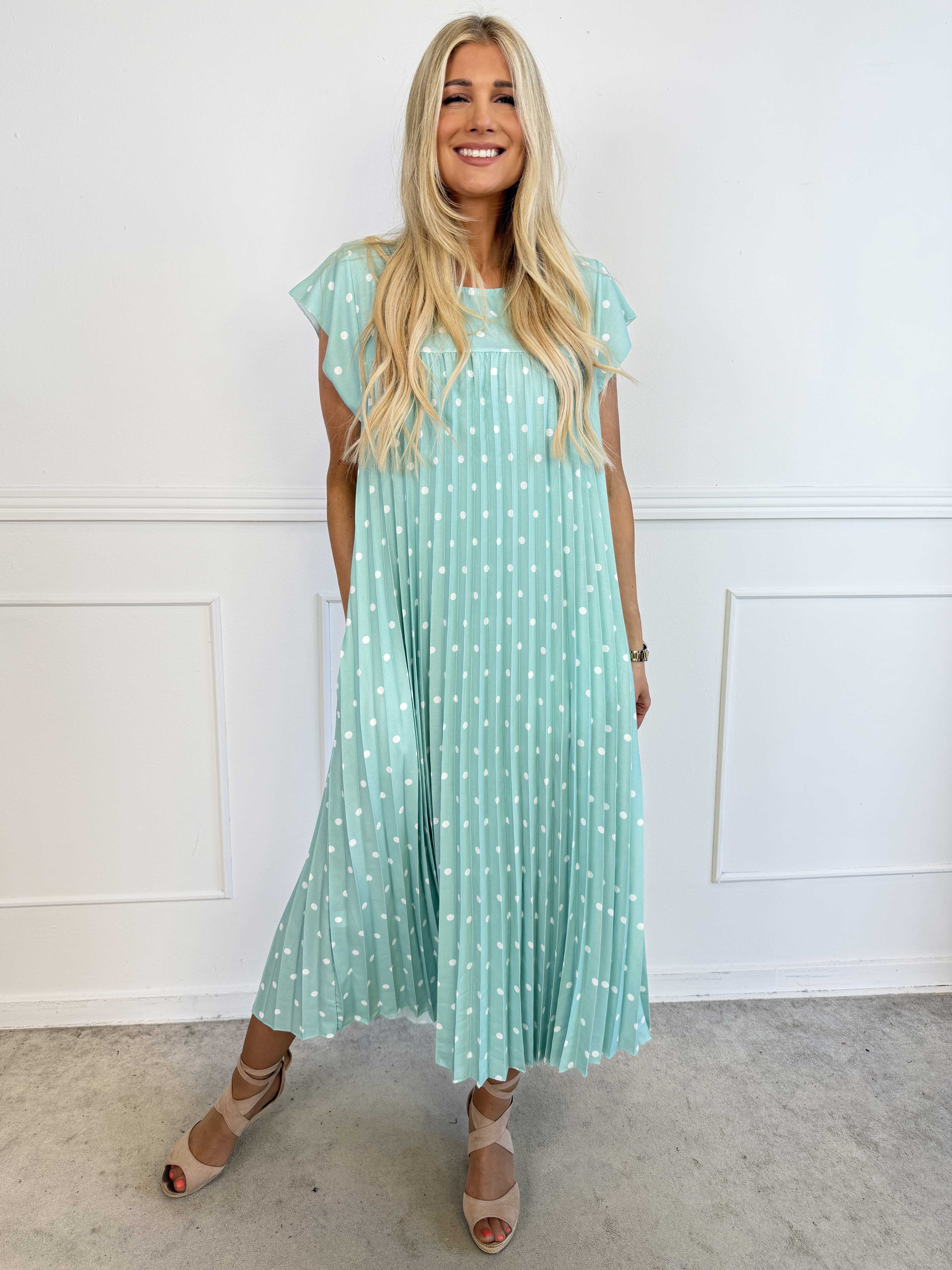 Nancy Dot - Lang plisseret kjole med prikker og lommer