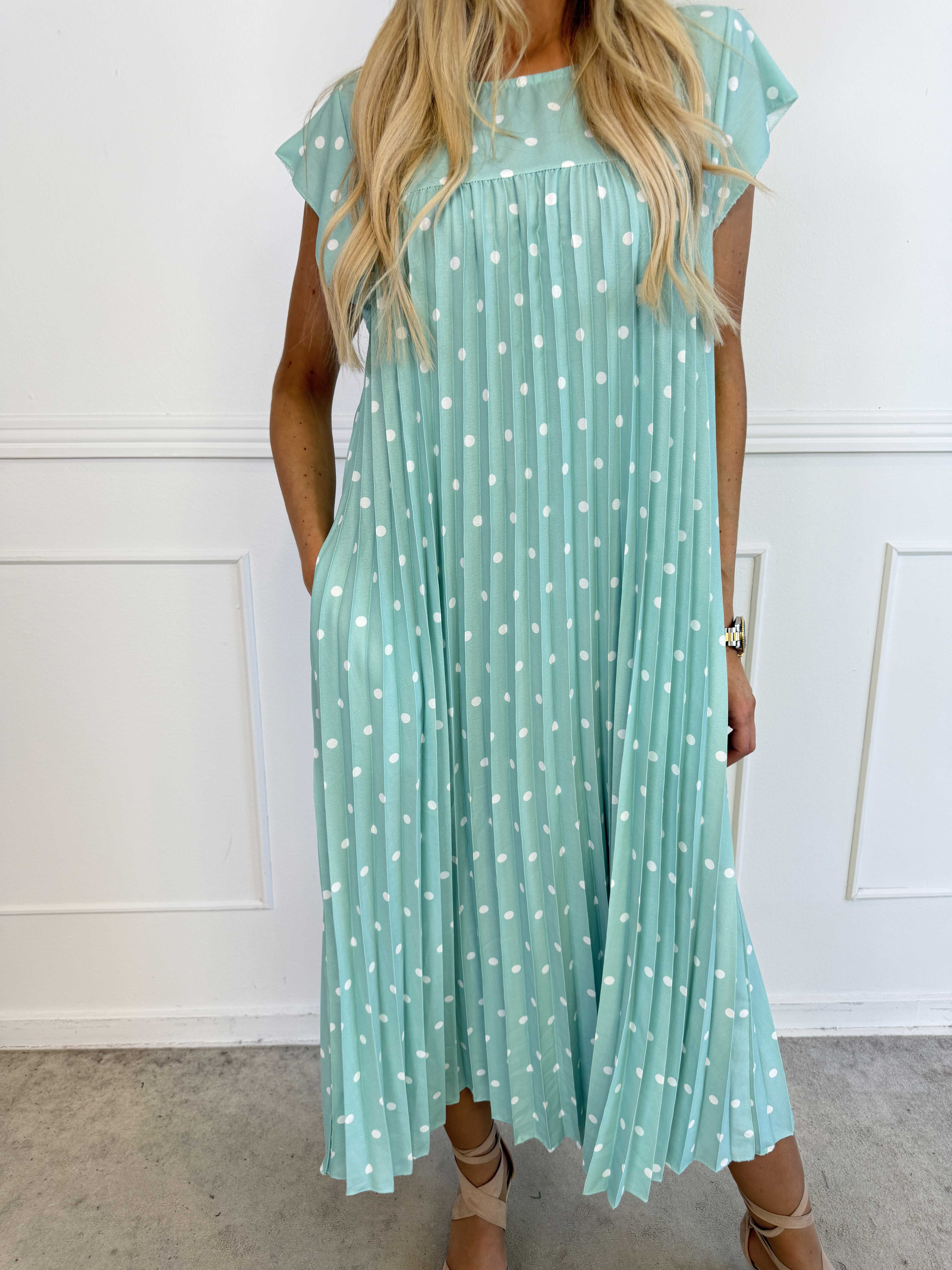 Nancy Dot - Lang plisseret kjole med prikker og lommer