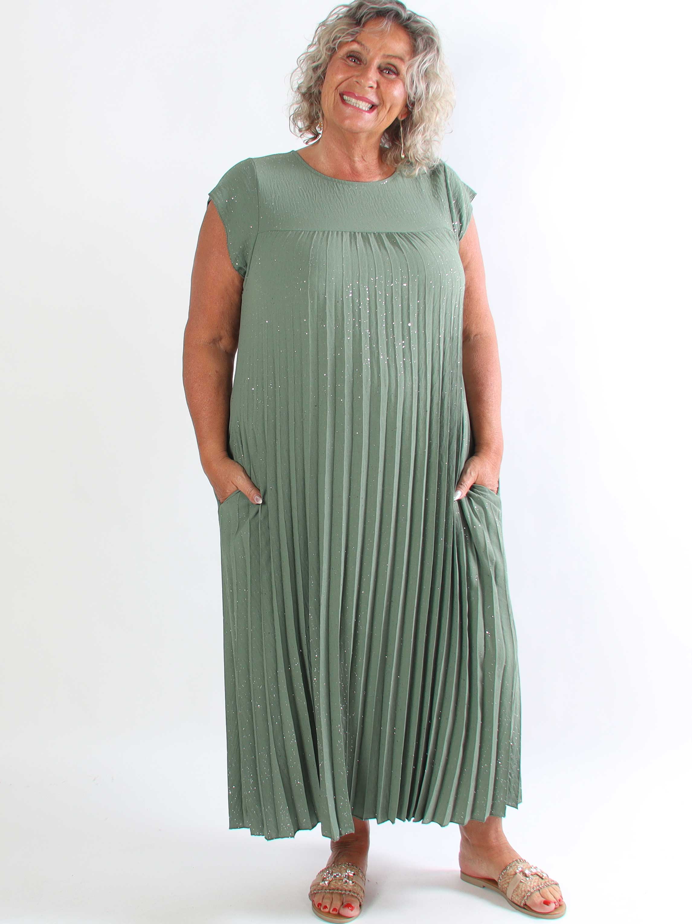 Nancy Glitter - Lang plus size kjole med plisseringer og lommer