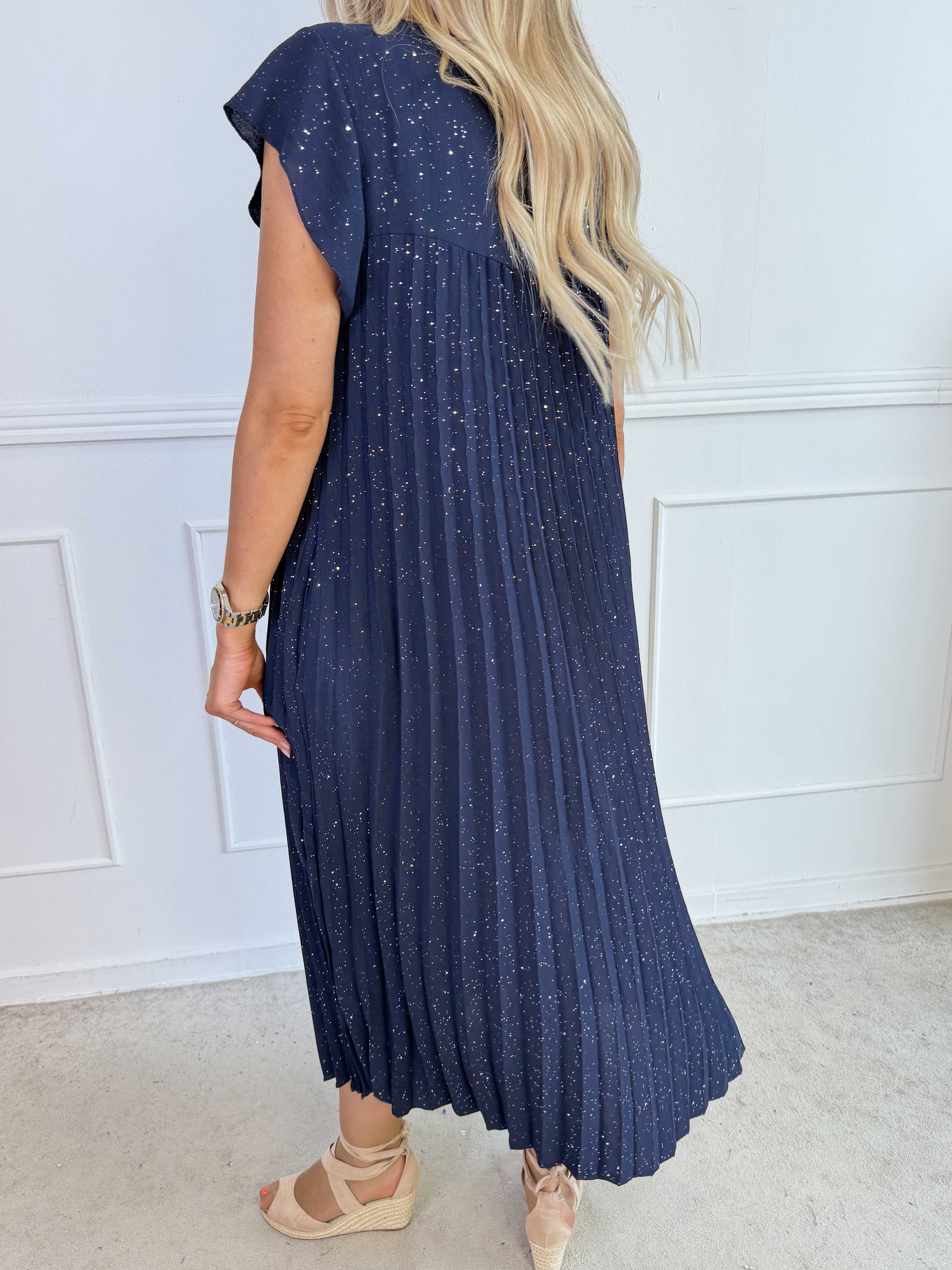 Nancy Glitter - Lang plus size kjole med plisseringer og lommer