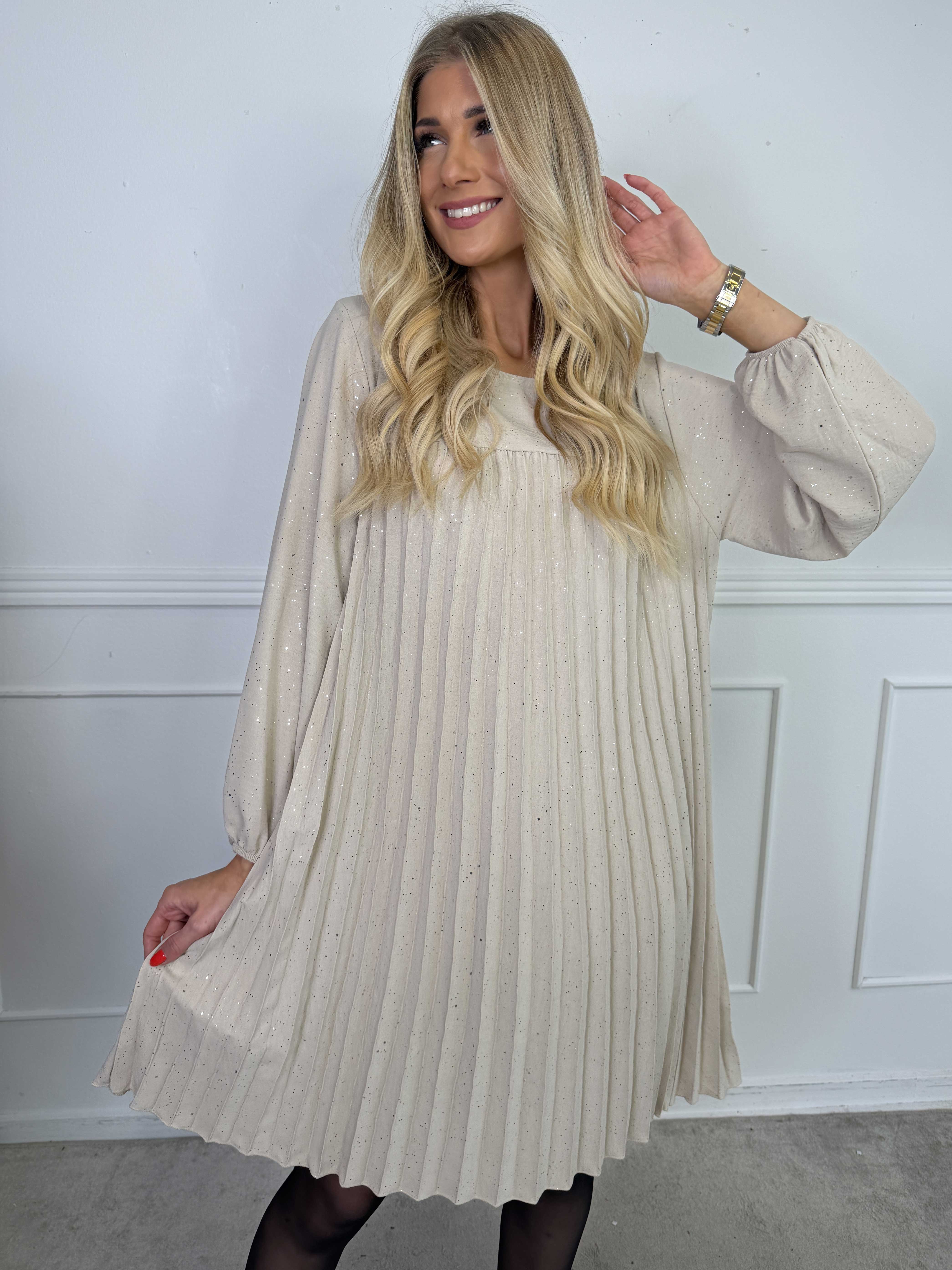 Nancy Glitter Short L/S - Plisseret kjole med lommer og glimmer