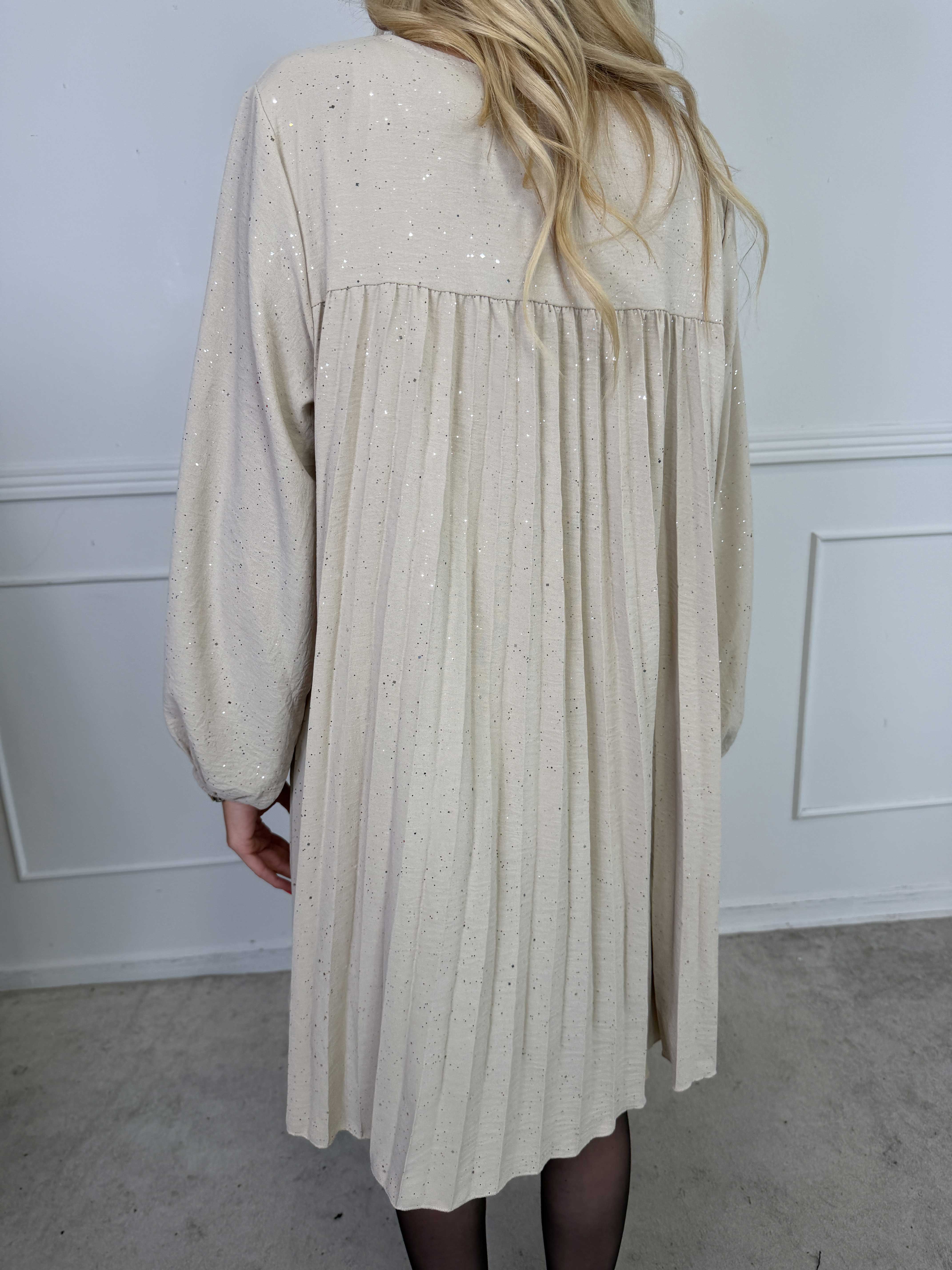 Nancy Glitter Short L/S - Plisseret kjole med lommer og glimmer