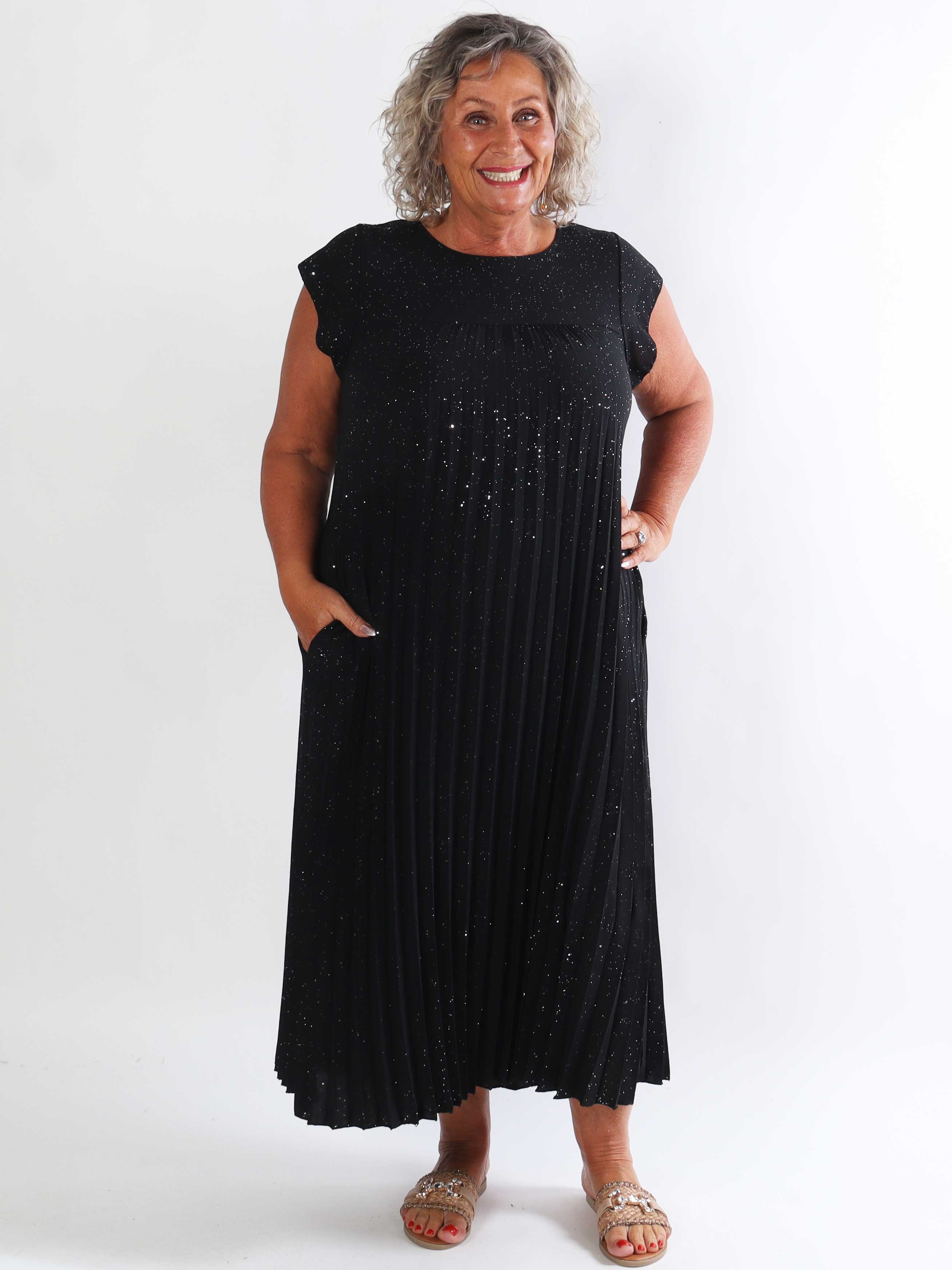 Nancy Glitter - Lang plus size kjole med plisseringer og lommer
