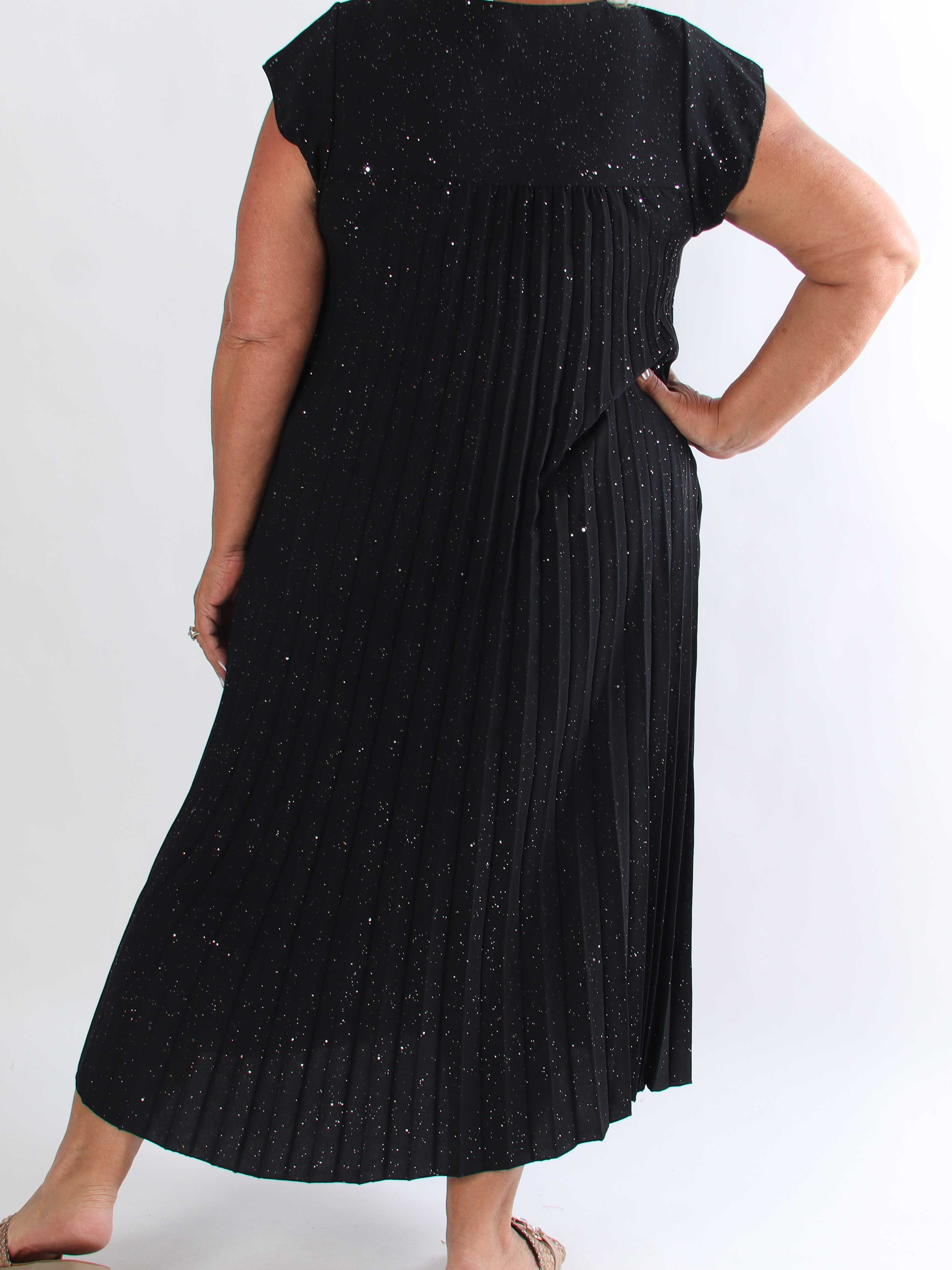 Nancy Glitter - Lang plus size kjole med plisseringer og lommer