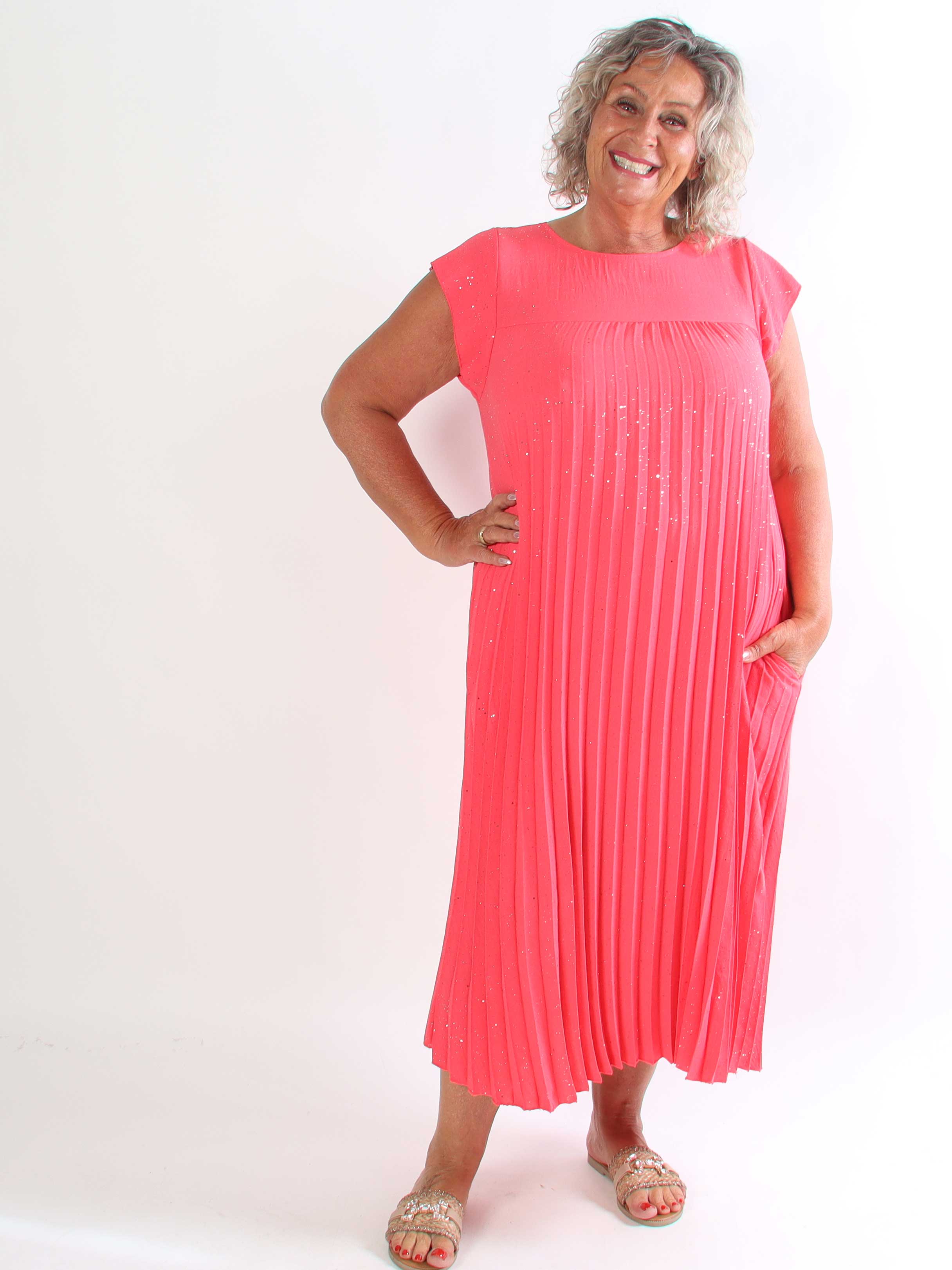 Nancy Glitter - Lang plus size kjole med plisseringer og lommer