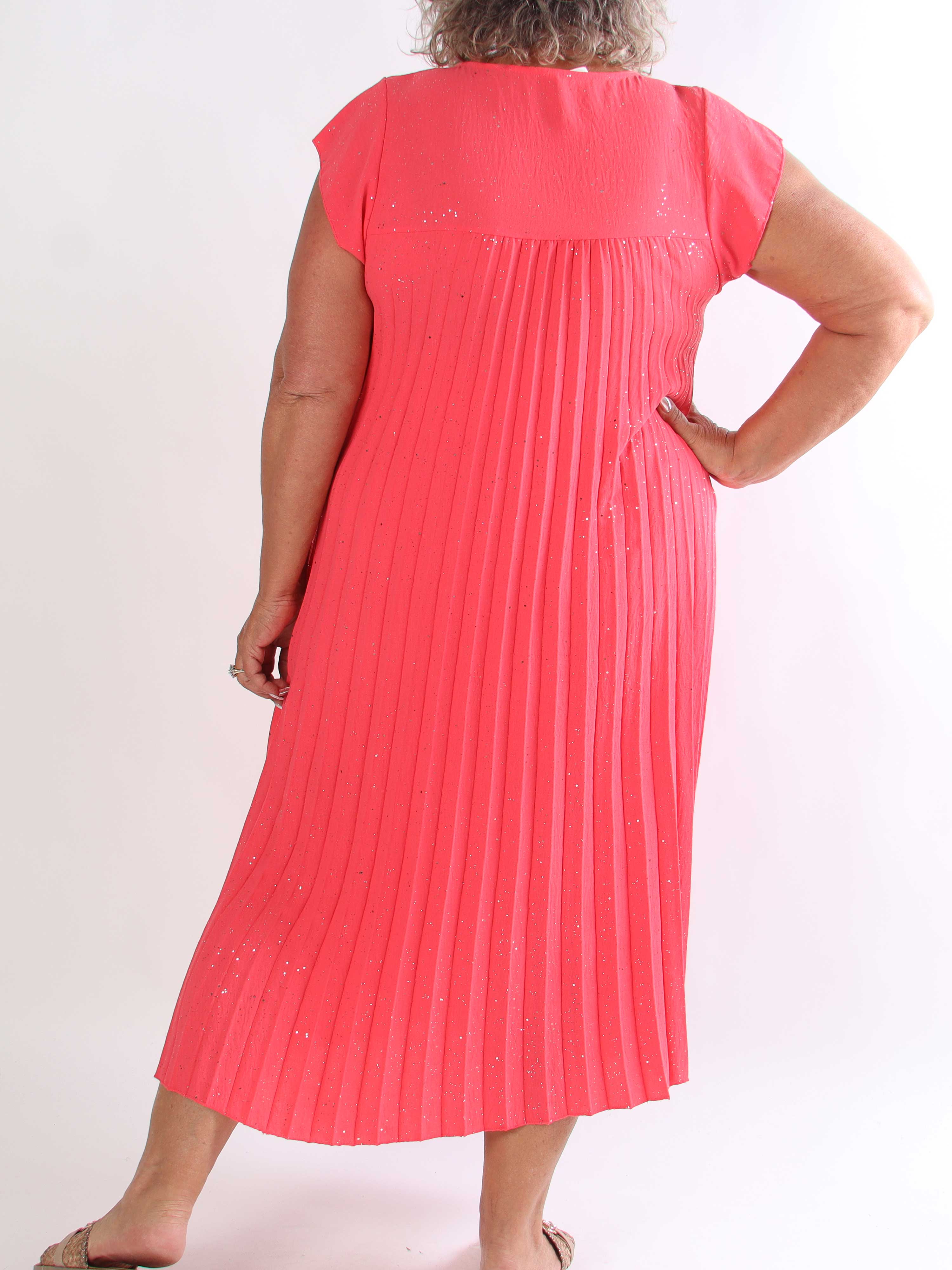 Nancy Glitter - Lang plus size kjole med plisseringer og lommer