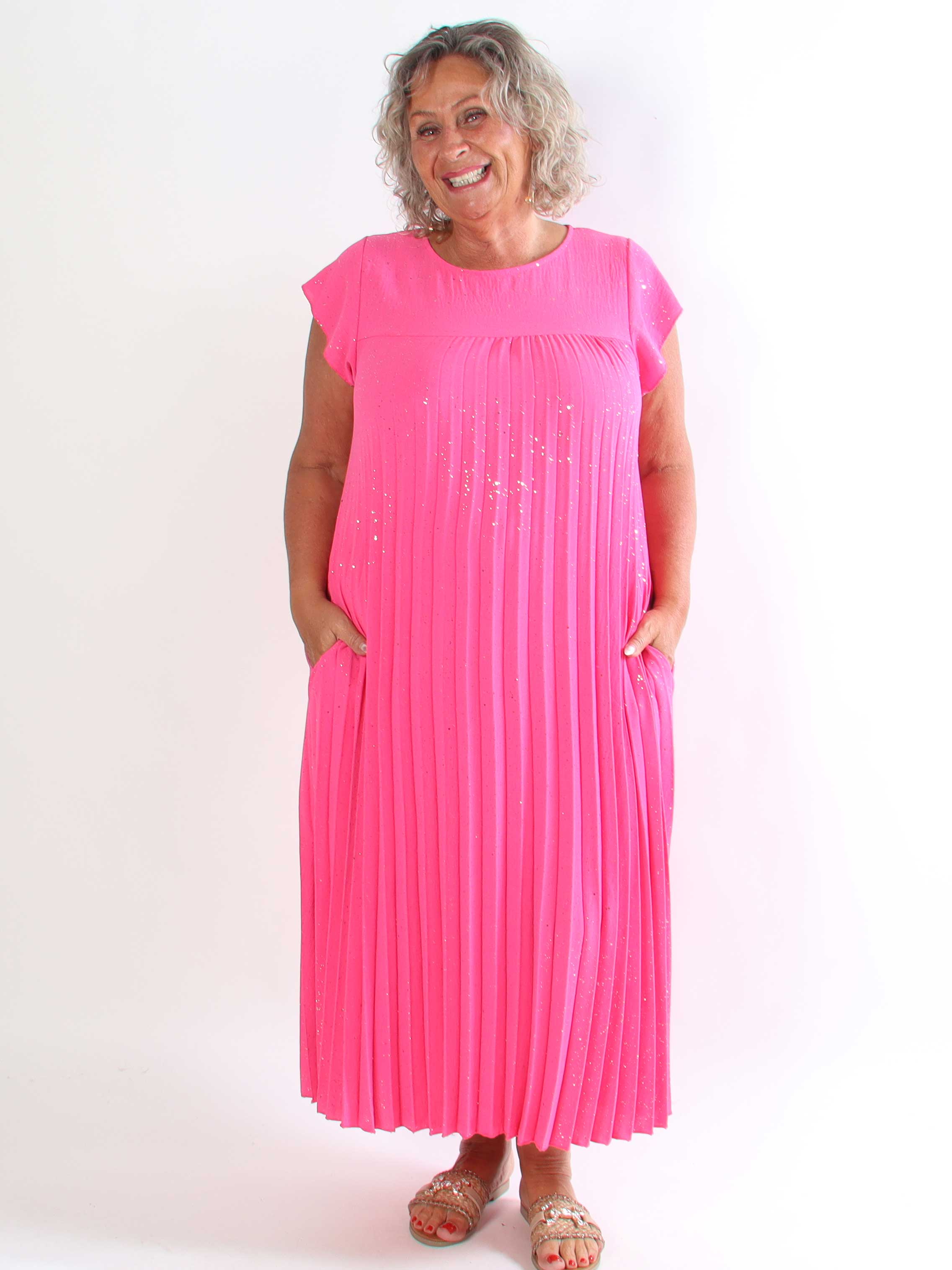 Nancy Glitter - Lang plus size kjole med plisseringer og lommer