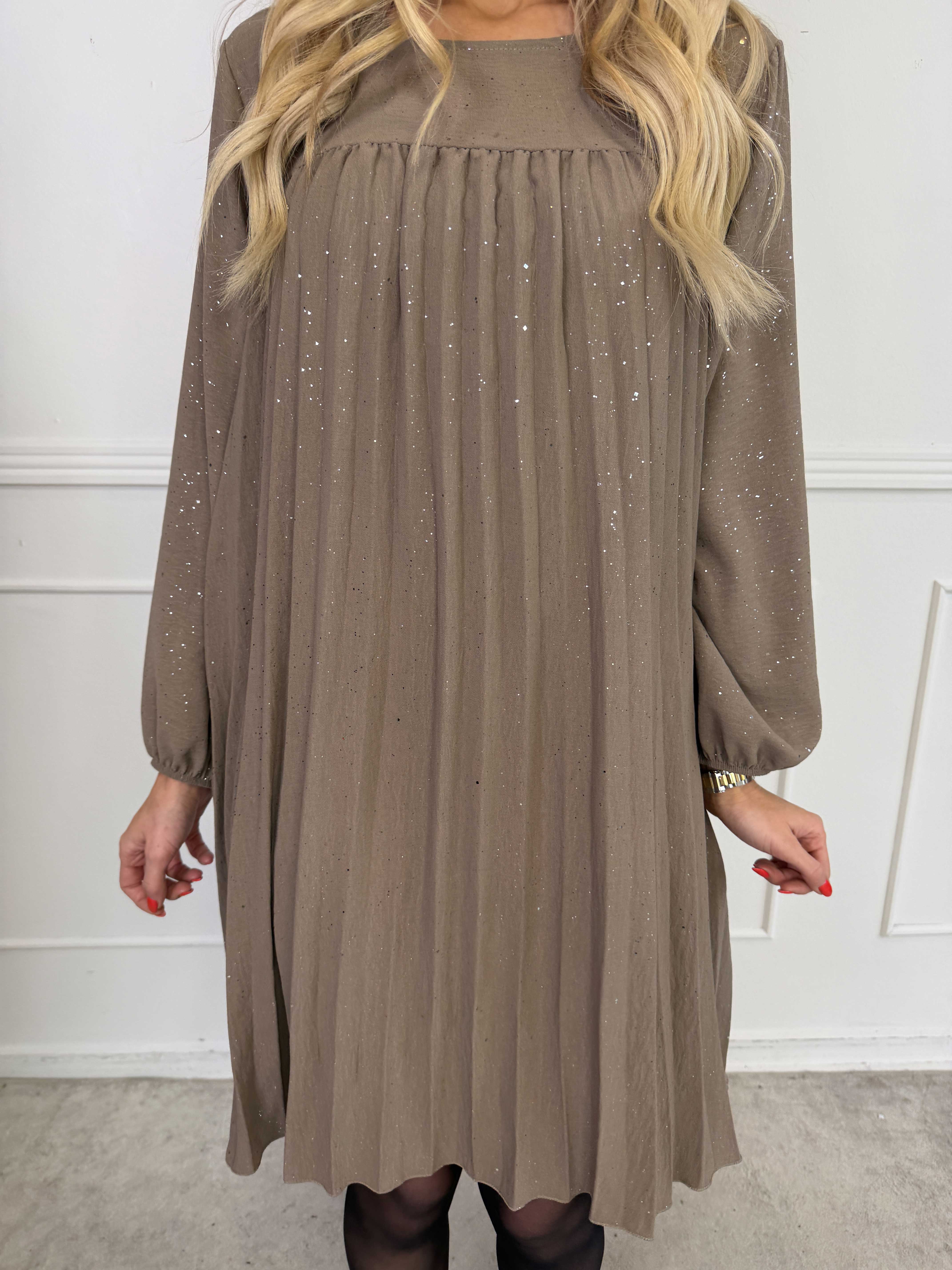 Nancy Glitter Short L/S - Plisseret kjole med lommer og glimmer