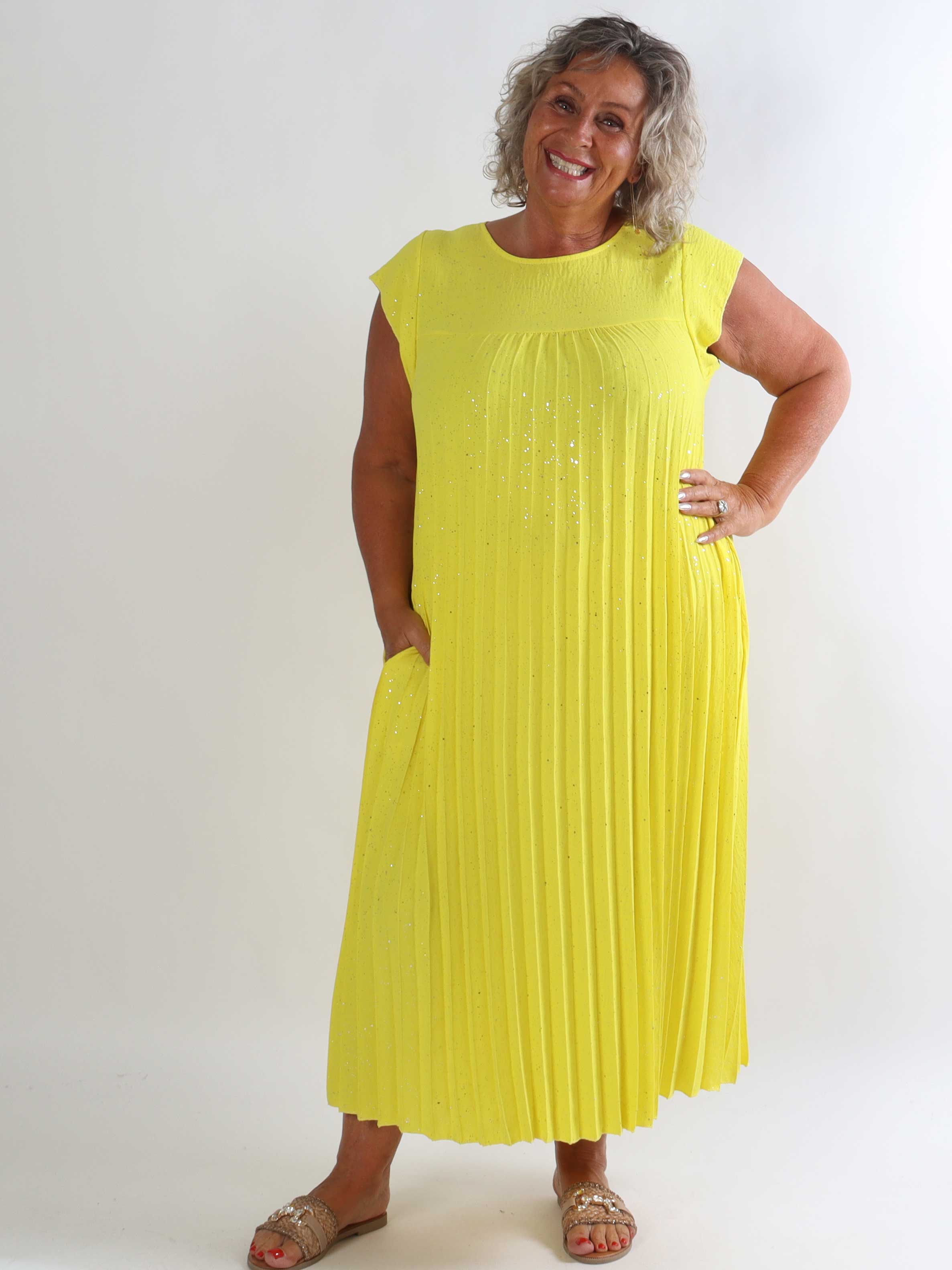Nancy Glitter - Lang plus size kjole med plisseringer og lommer