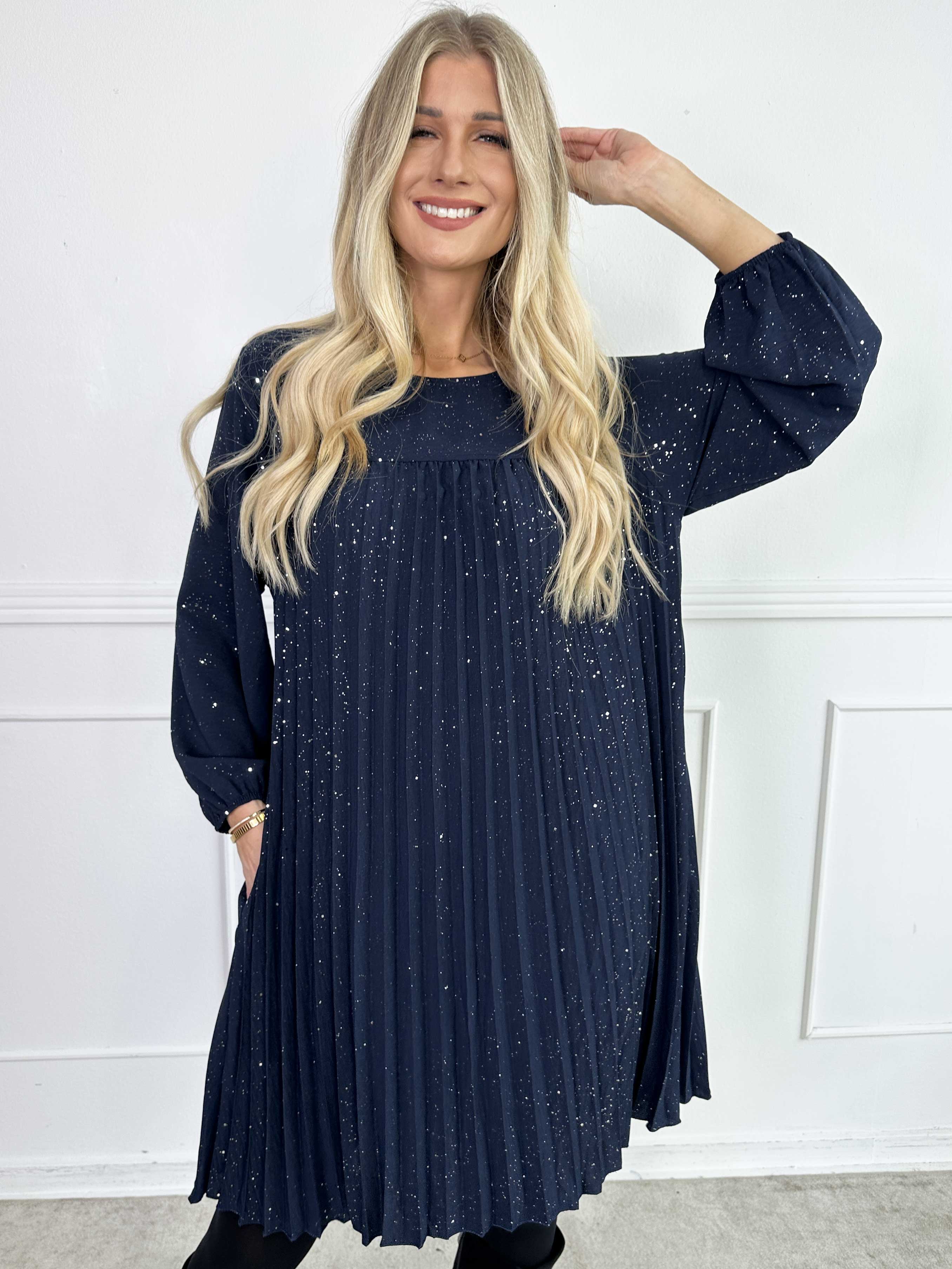 Nancy Glitter Short L/S - Plisseret kjole med lommer og glimmer