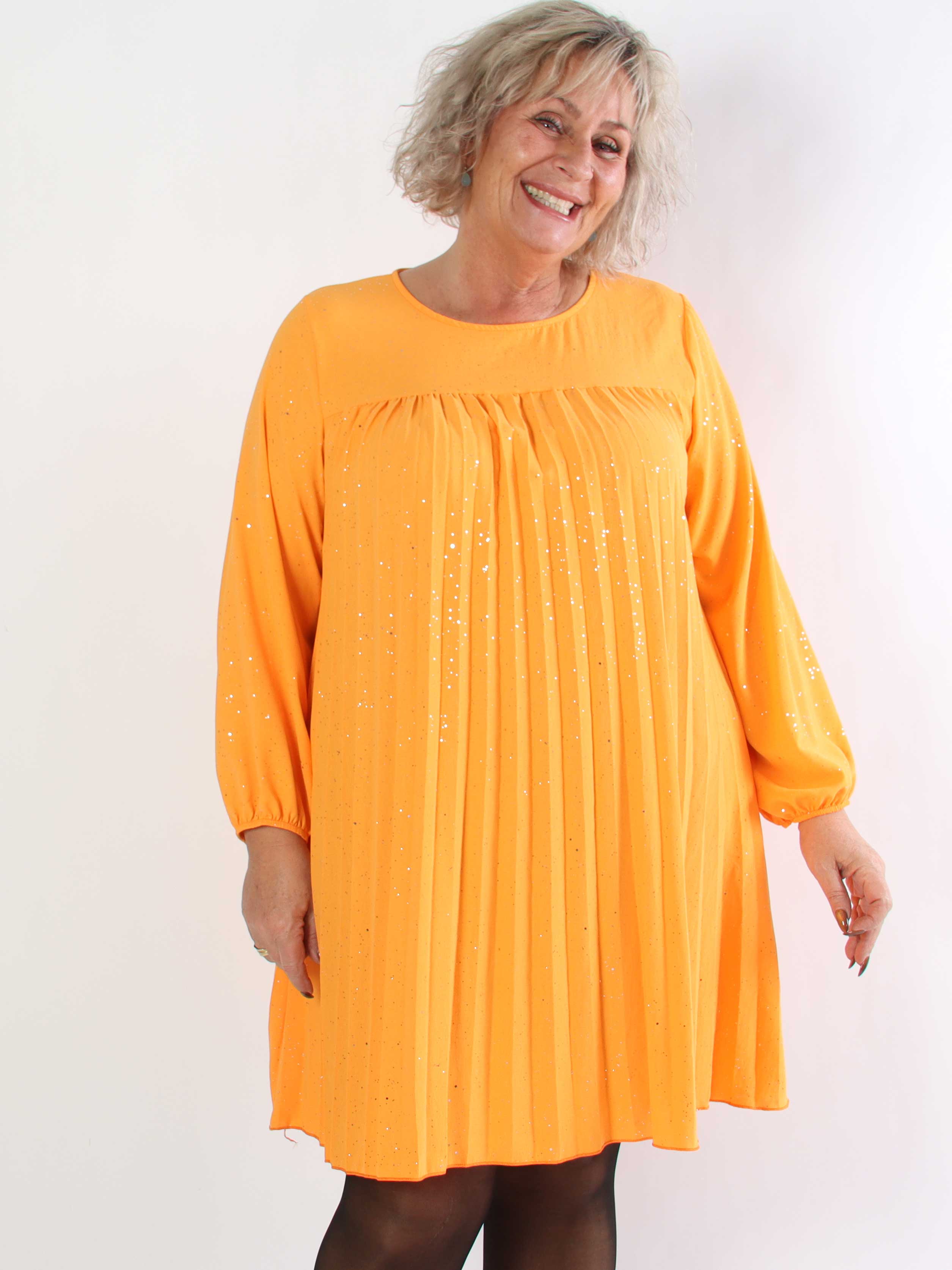 Nancy Glitter Short L/S - Plisseret plus size kjole med lommer og glimmer