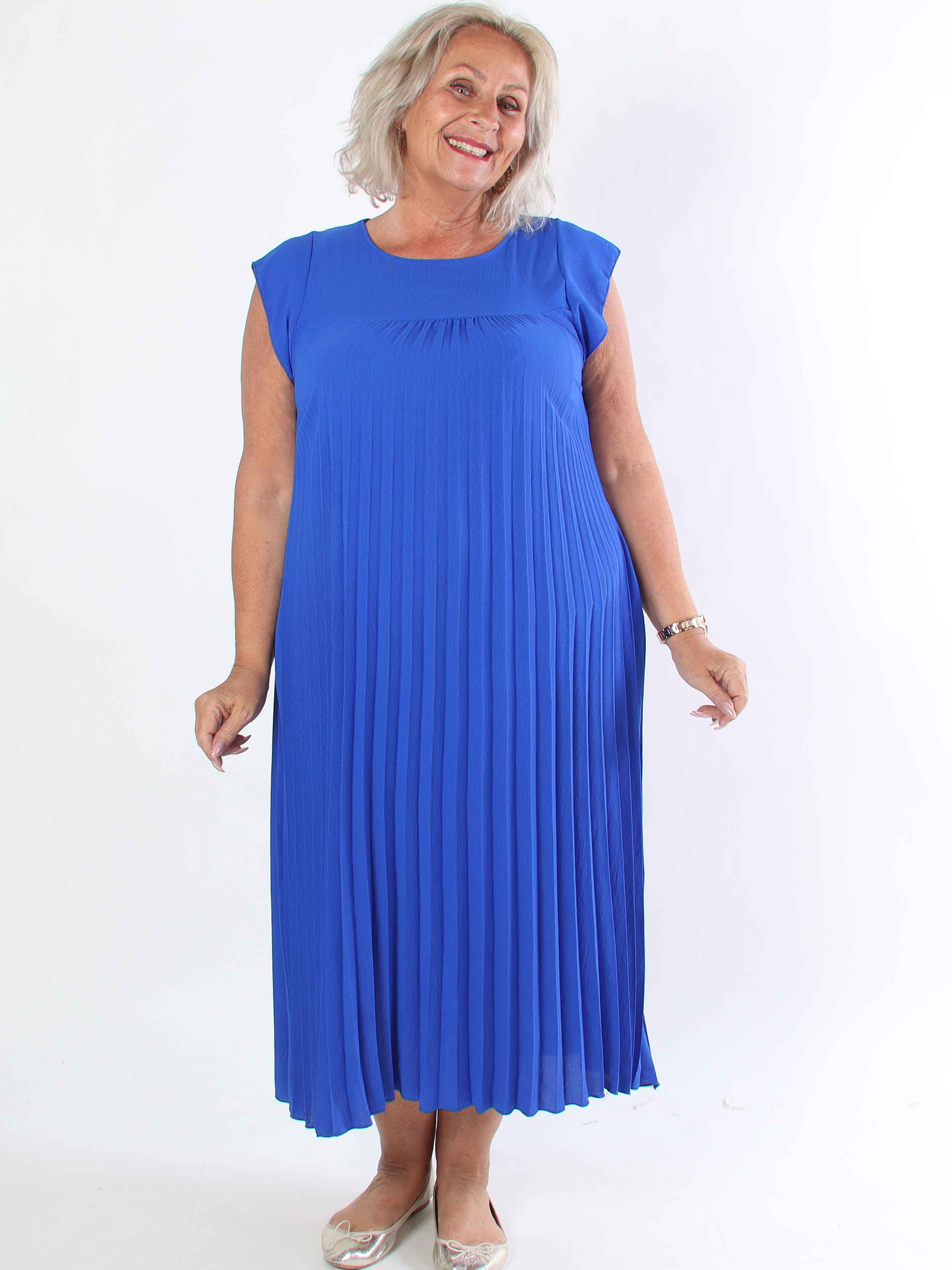 Nancy - Lang plus size kjole med plisseringer og flæseærmer