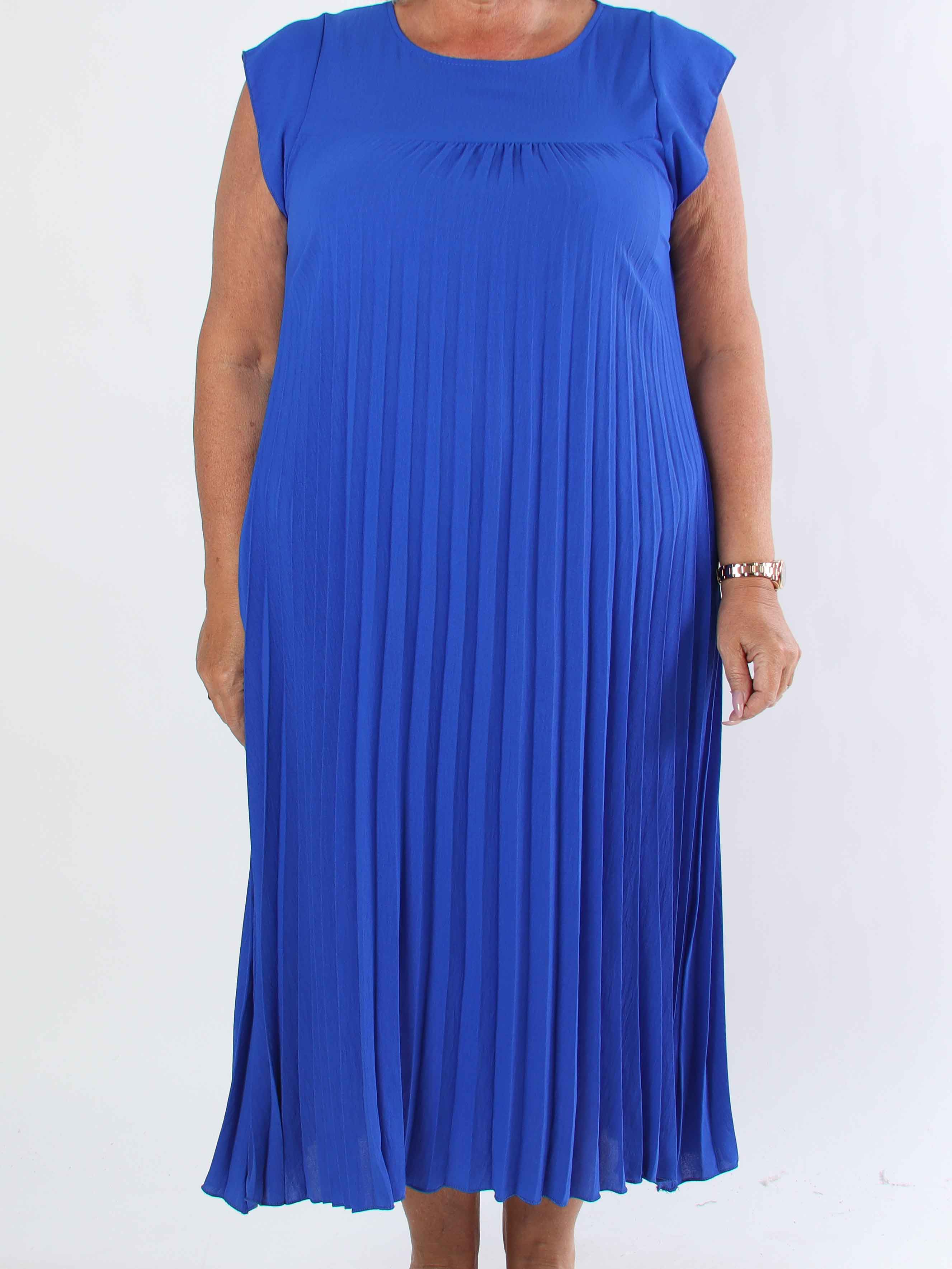 Nancy - Lang plus size kjole med plisseringer og flæseærmer