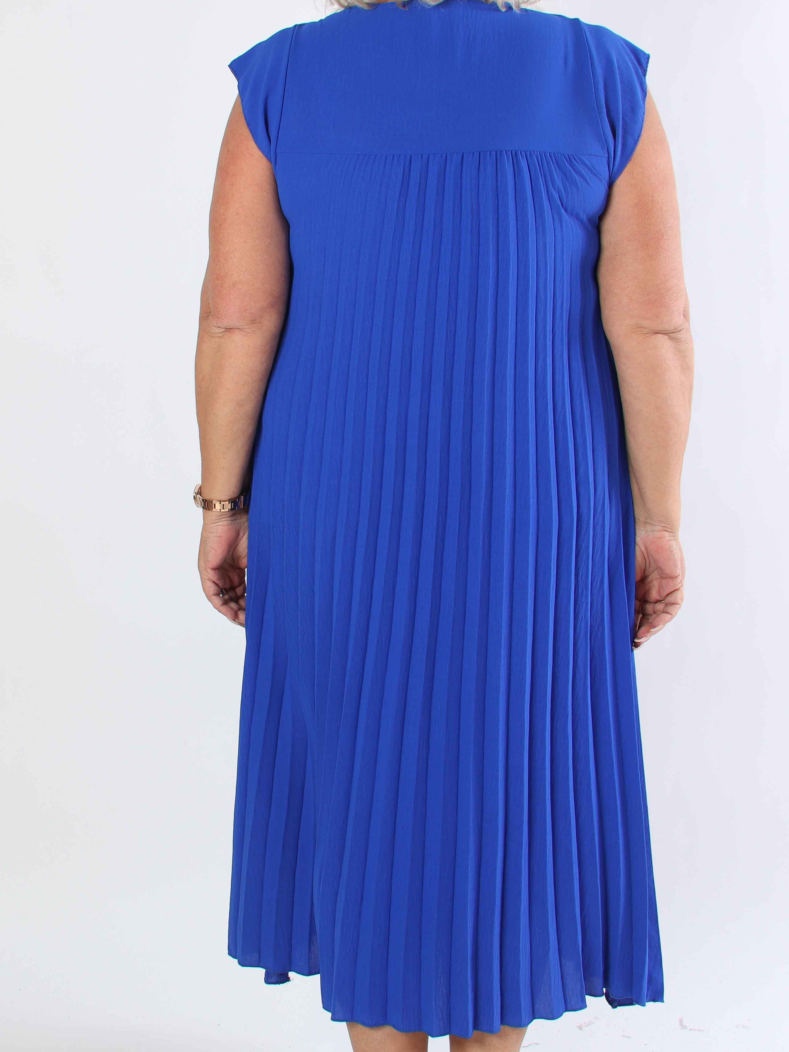 Nancy - Lang plus size kjole med plisseringer og flæseærmer