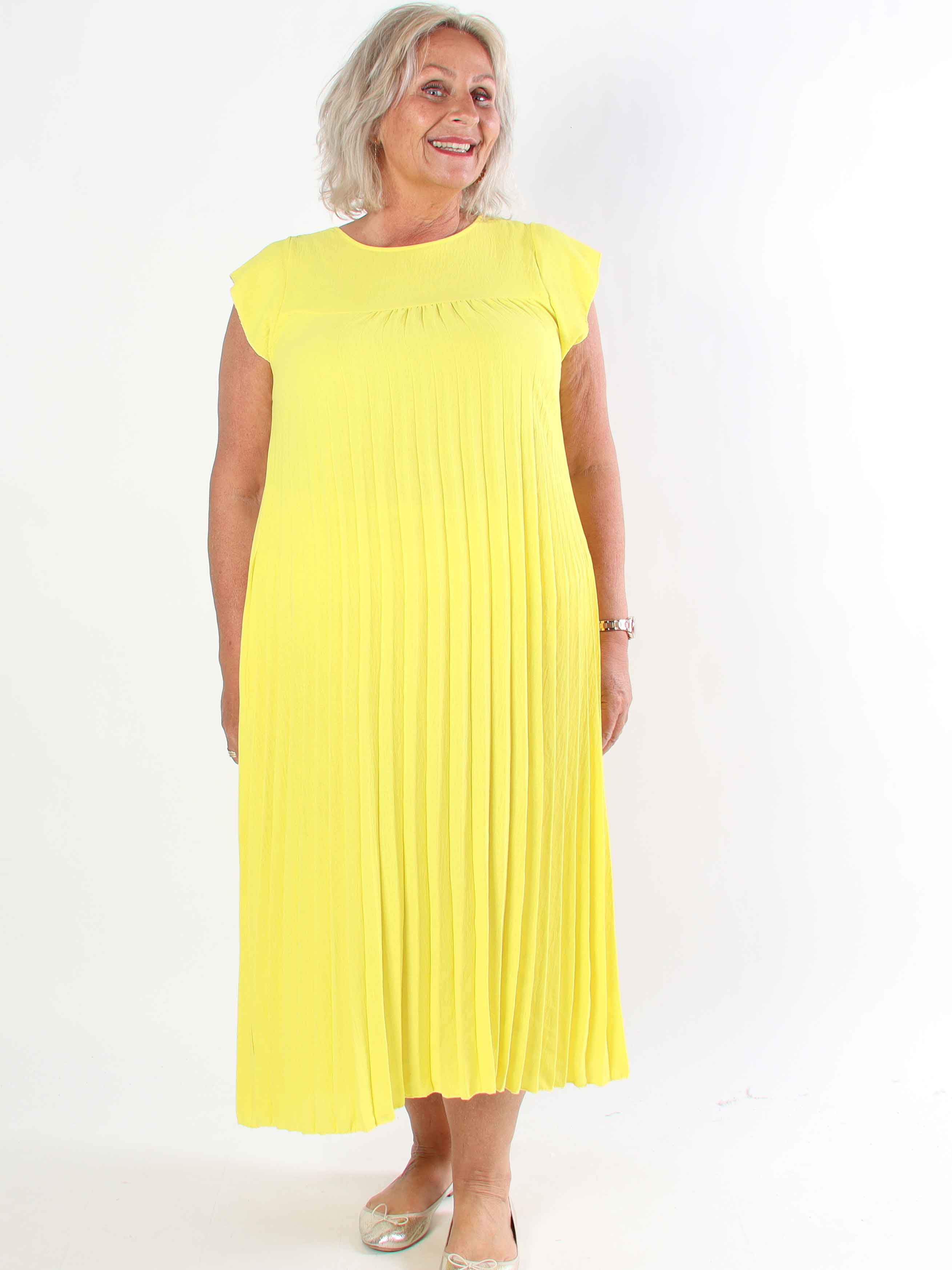 Nancy - Lang plus size kjole med plisseringer og flæseærmer