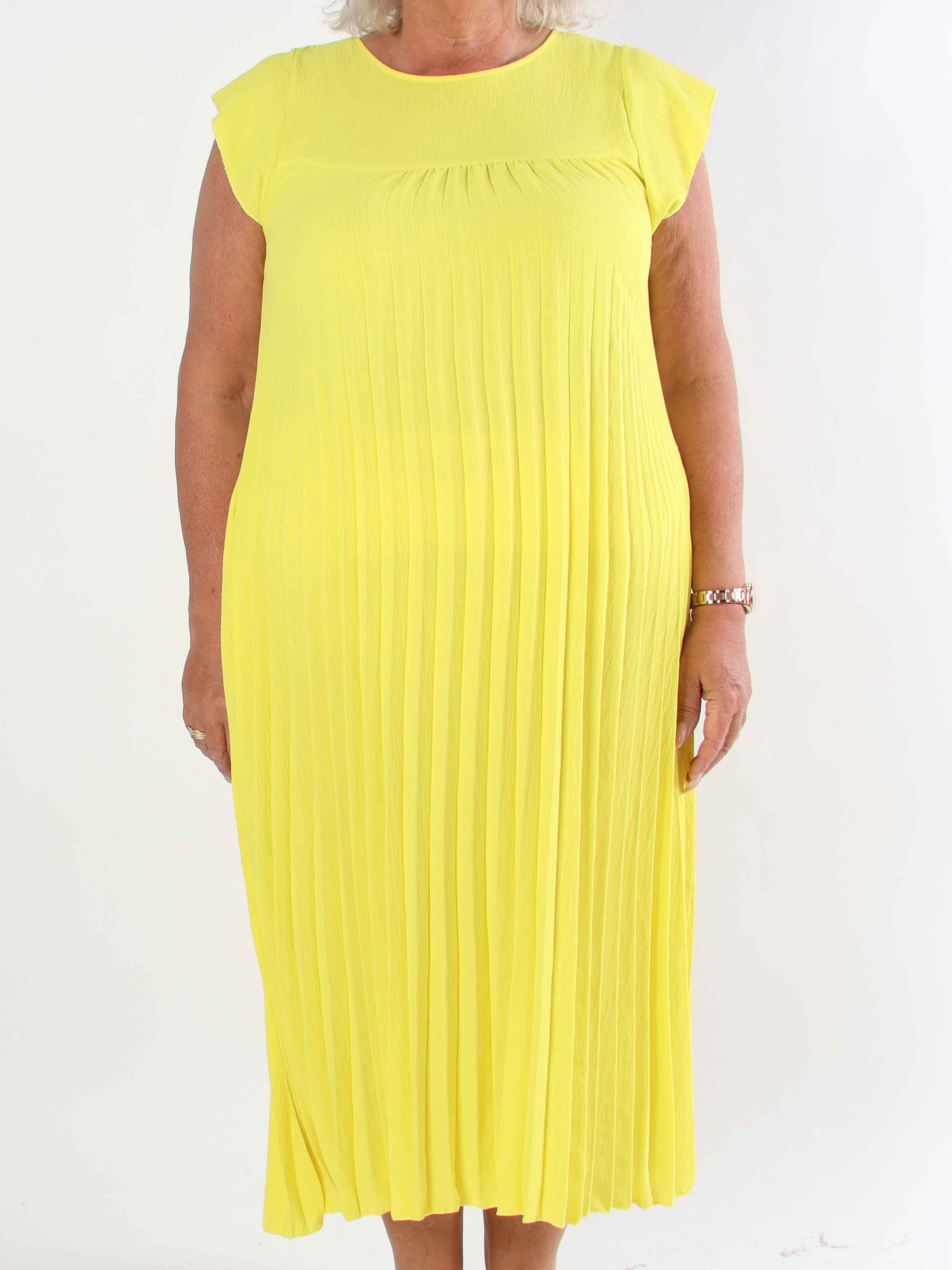 Nancy - Lang plus size kjole med plisseringer og flæseærmer