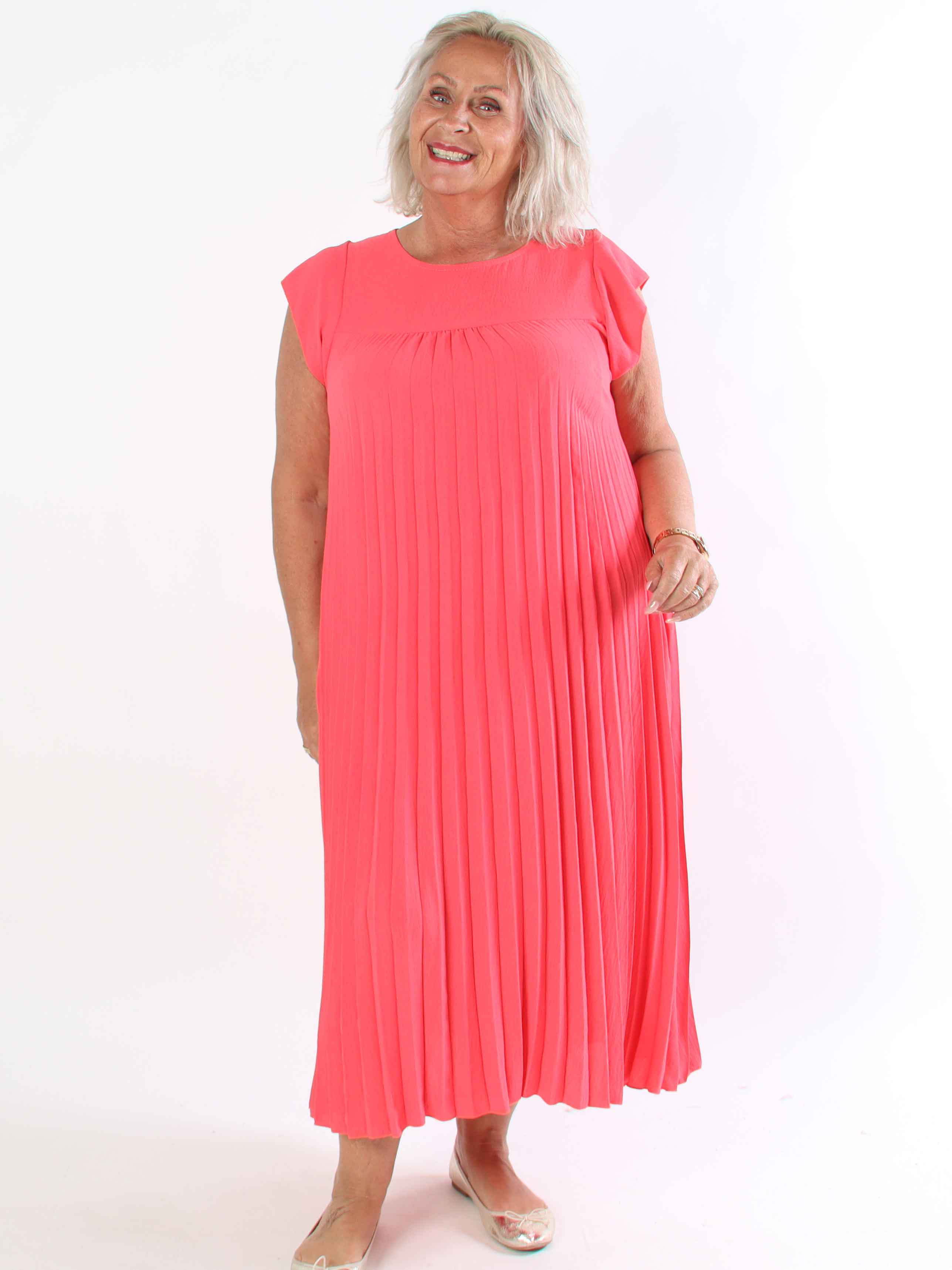 Nancy - Lang plus size kjole med plisseringer og flæseærmer