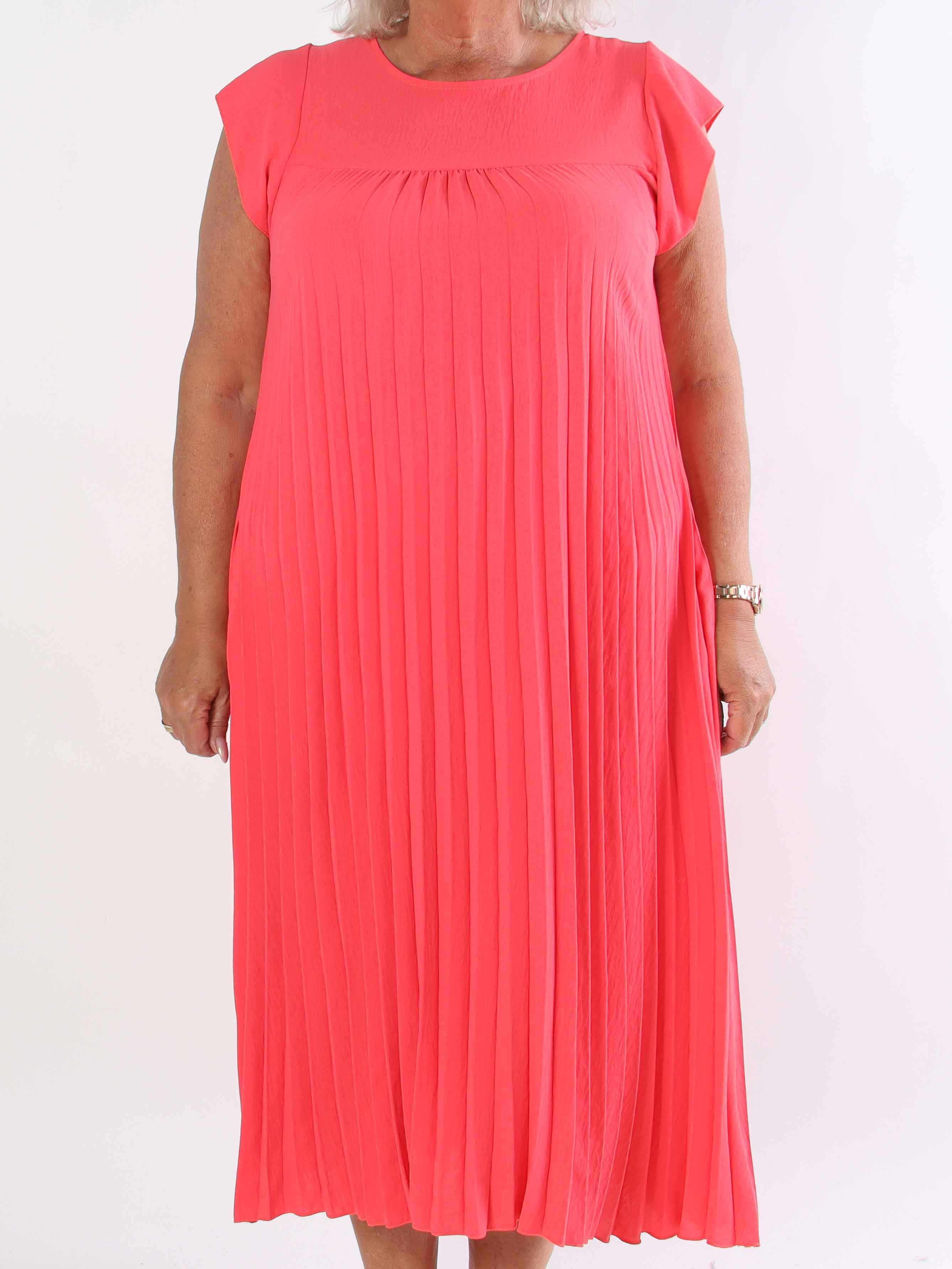 Nancy - Lang plus size kjole med plisseringer og flæseærmer