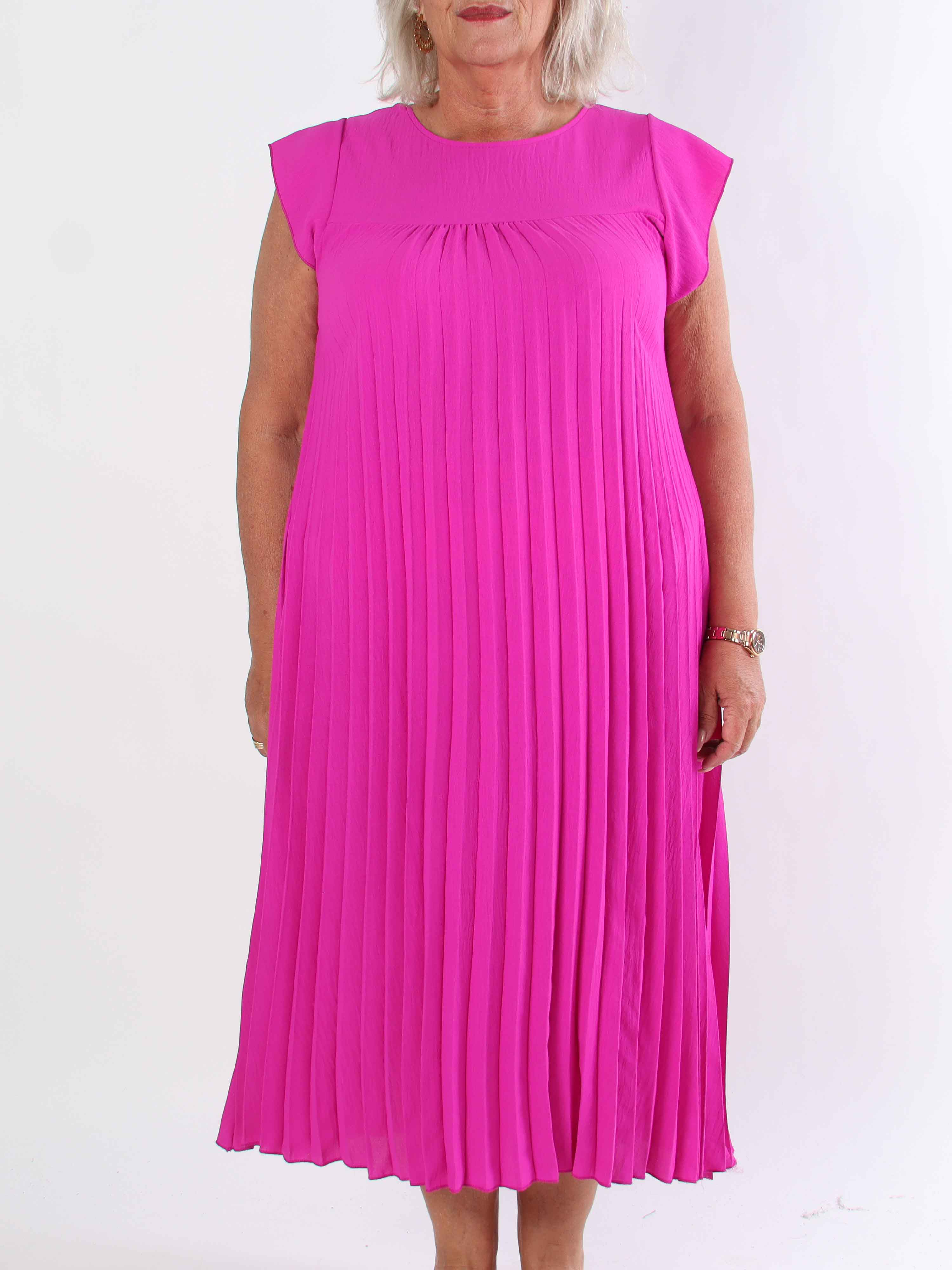 Nancy - Lang plus size kjole med plisseringer og flæseærmer