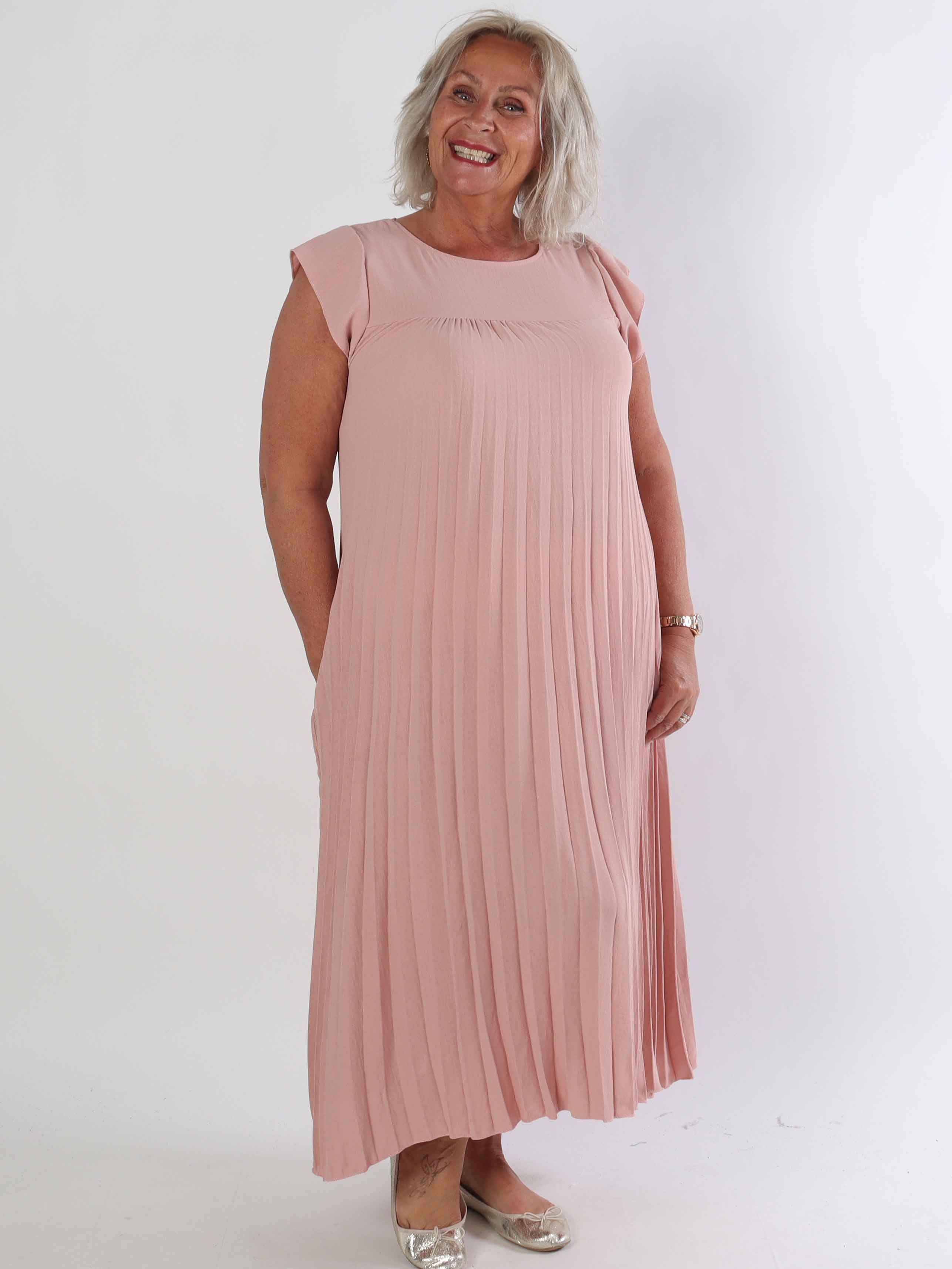 Nancy - Lang plus size kjole med plisseringer og flæseærmer