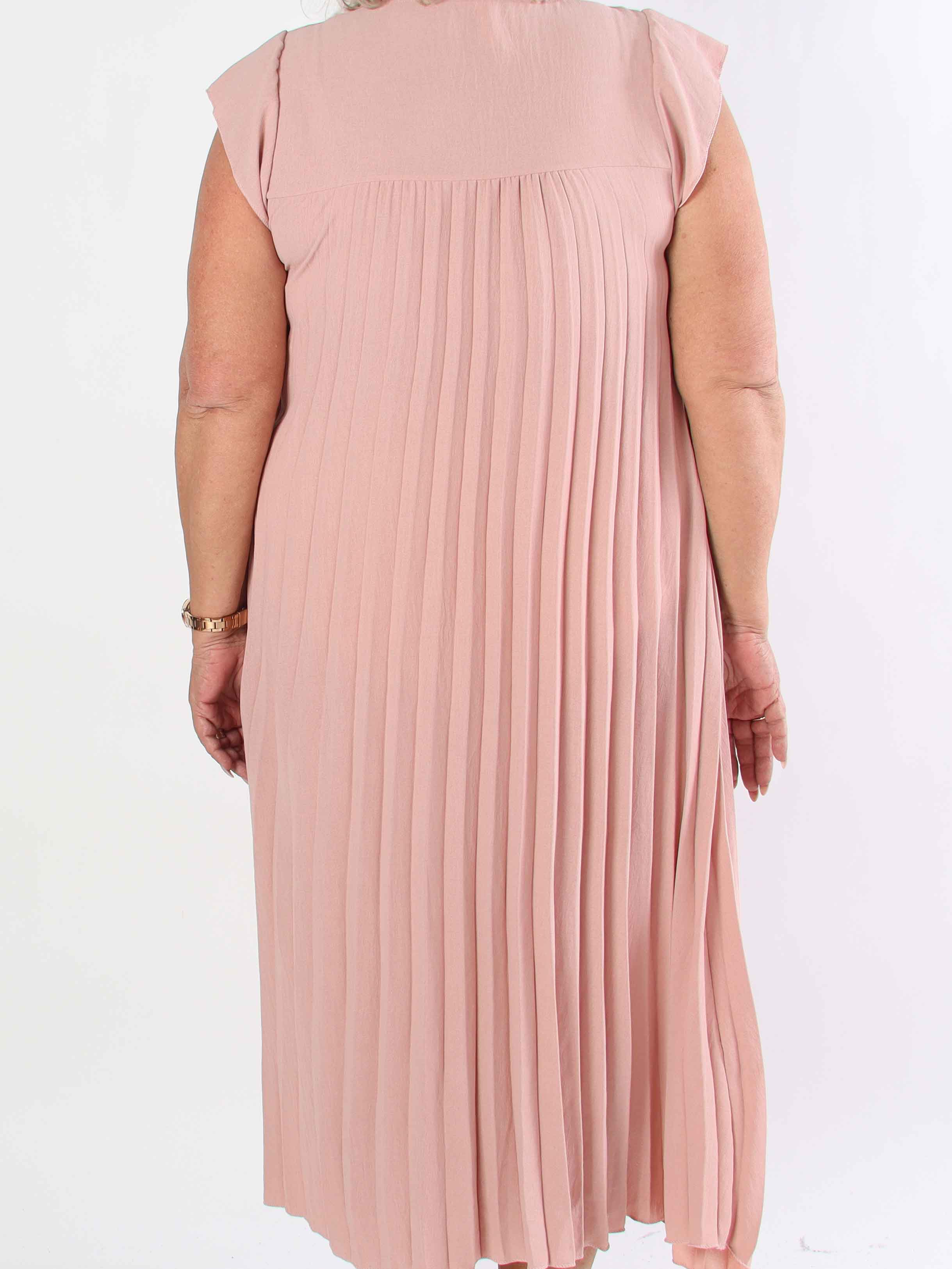 Nancy - Lang plus size kjole med plisseringer og flæseærmer