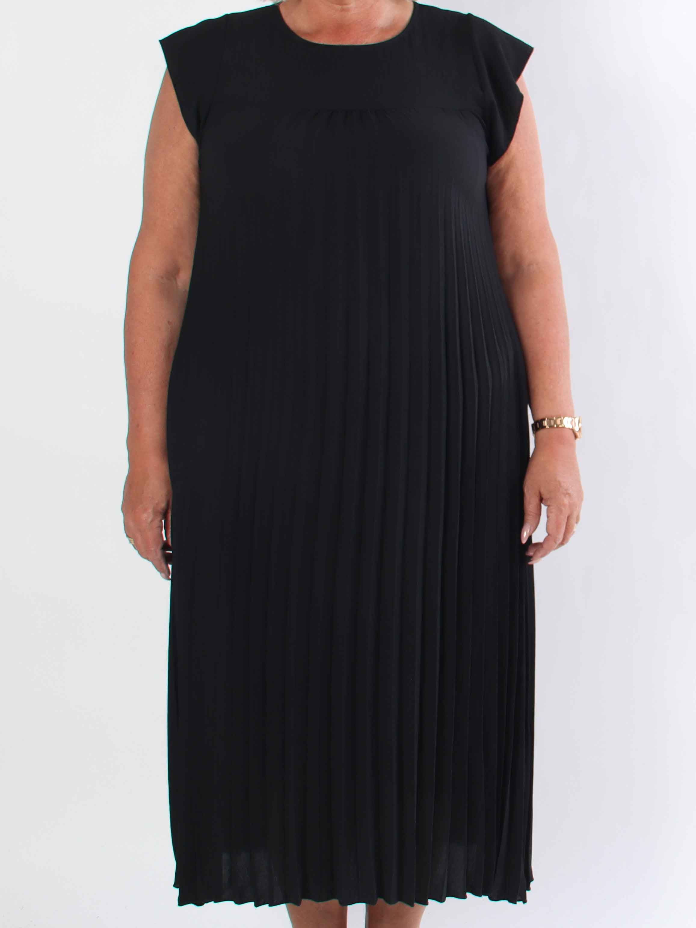 Nancy - Lang plus size kjole med plisseringer og flæseærmer