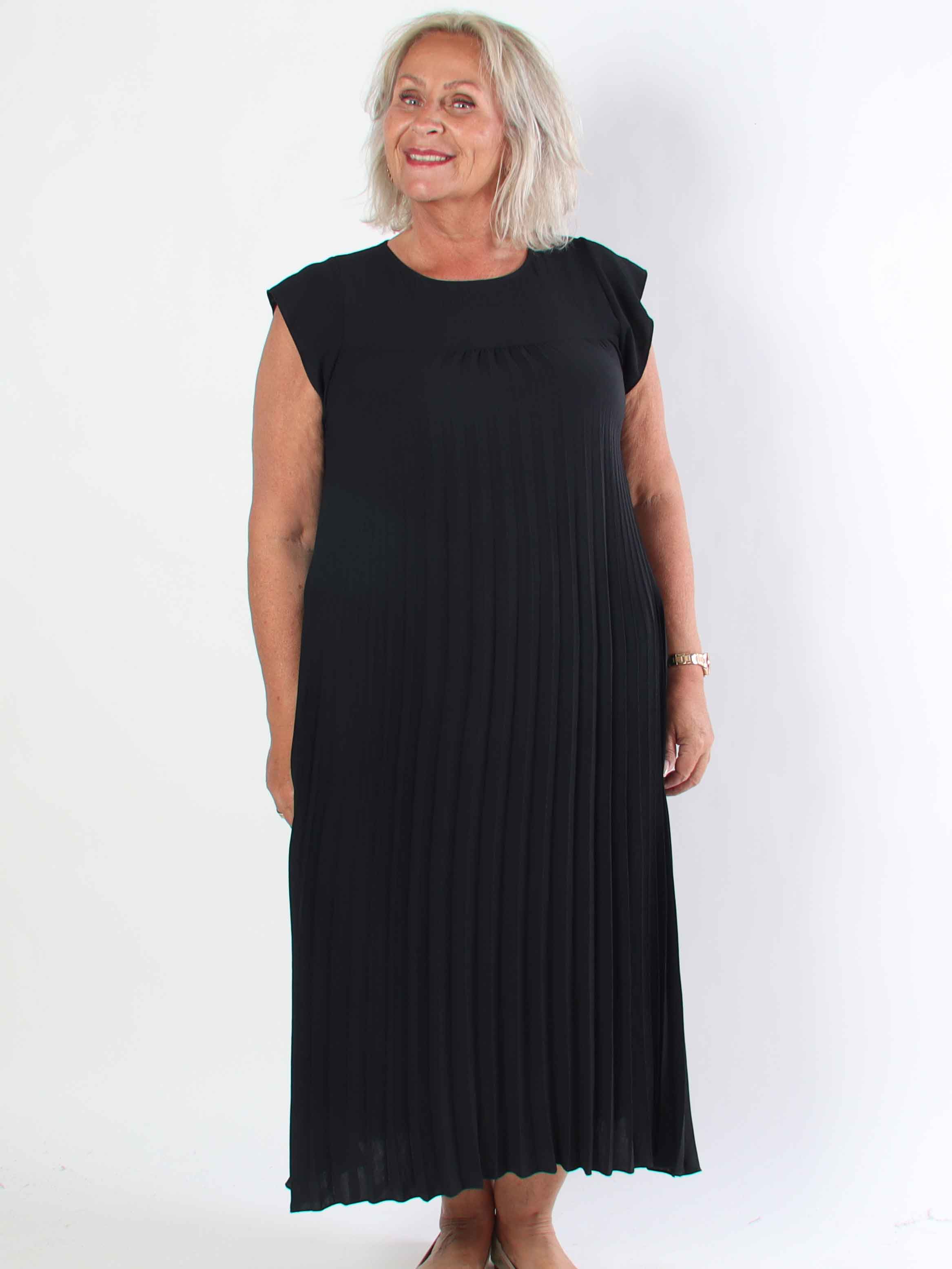 Nancy - Lang plus size kjole med plisseringer og flæseærmer