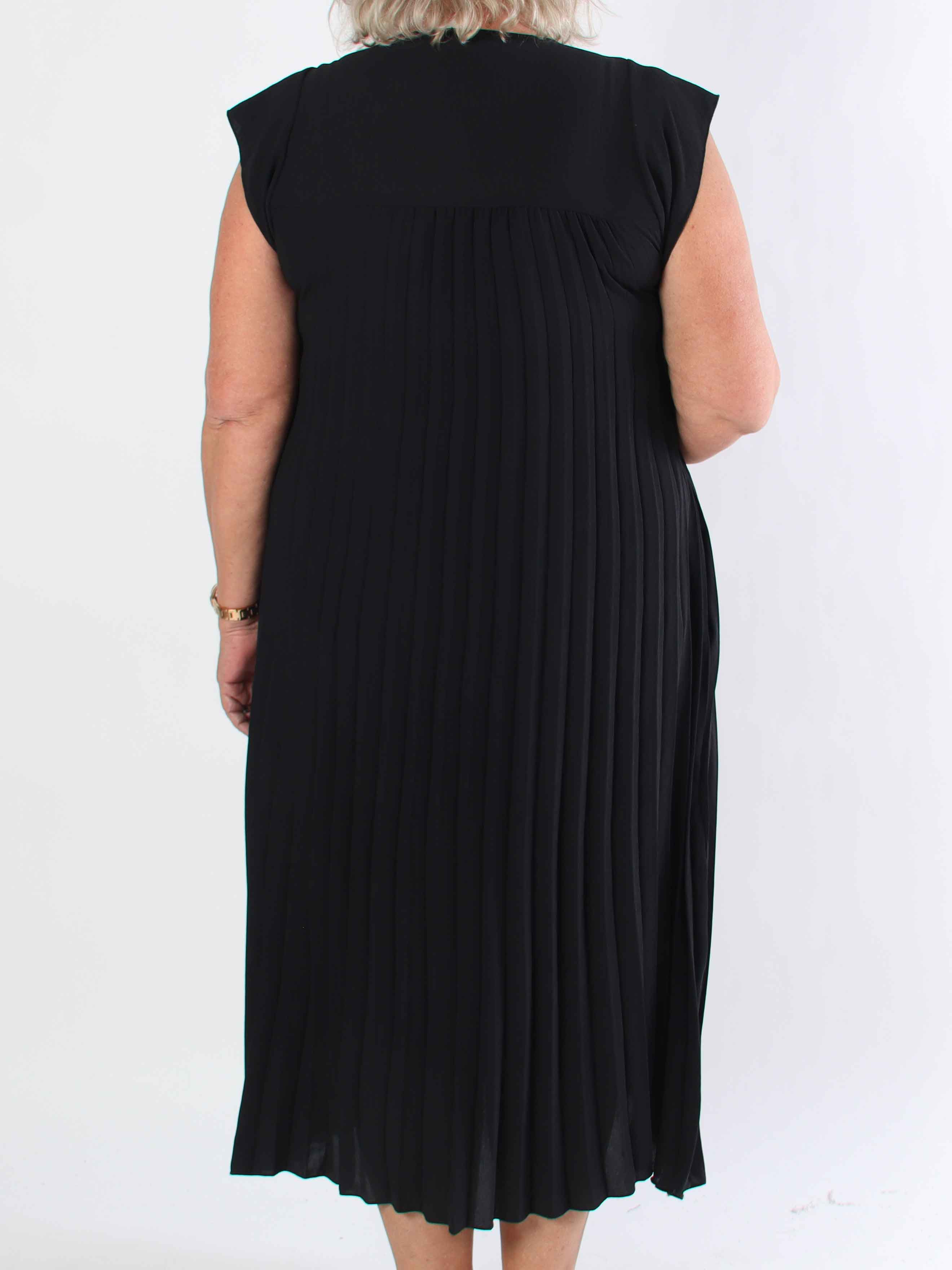 Nancy - Lang plus size kjole med plisseringer og flæseærmer