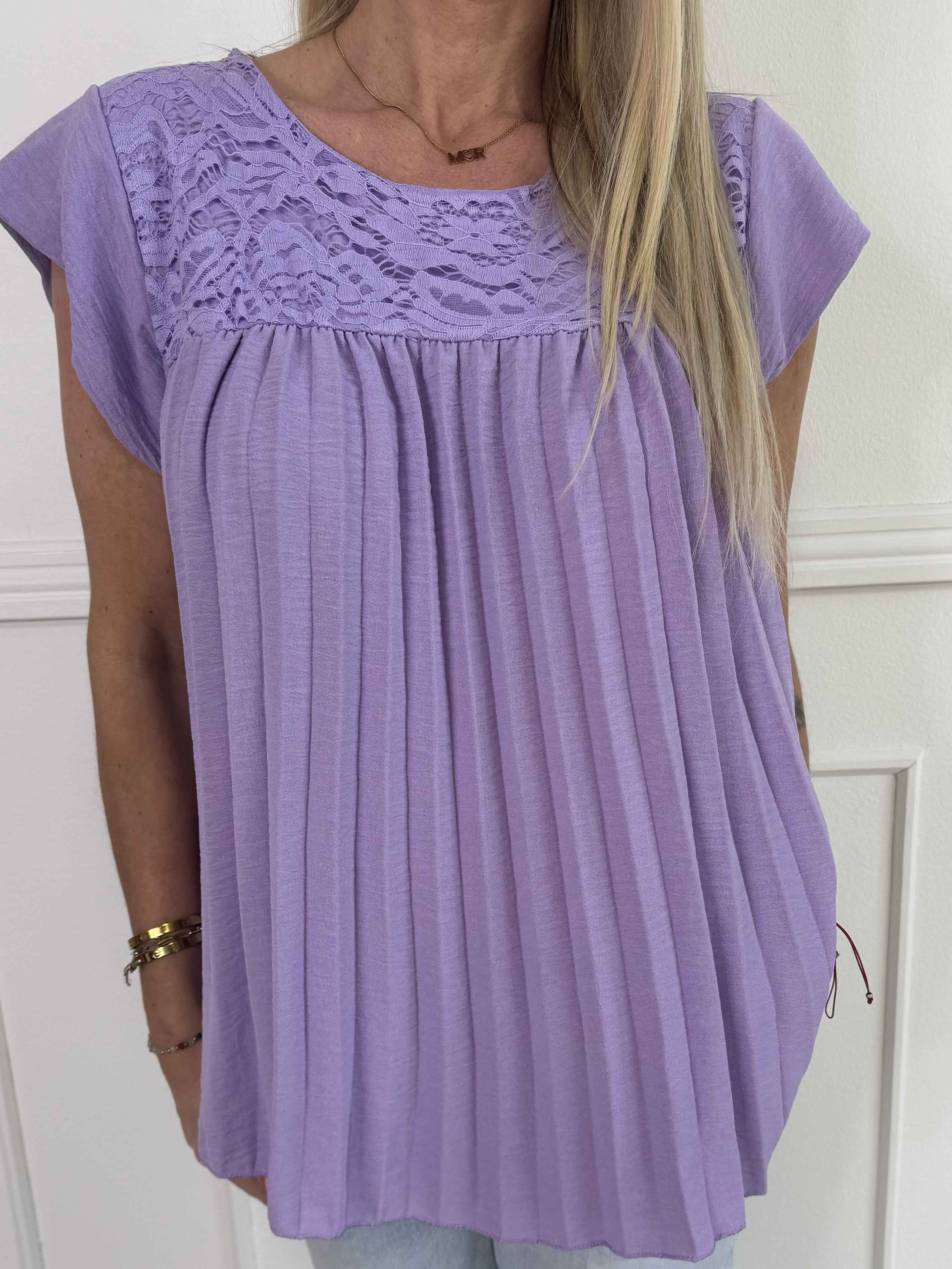 Nancy Lace Shirt - Sød tunika med plisseringer og blonde