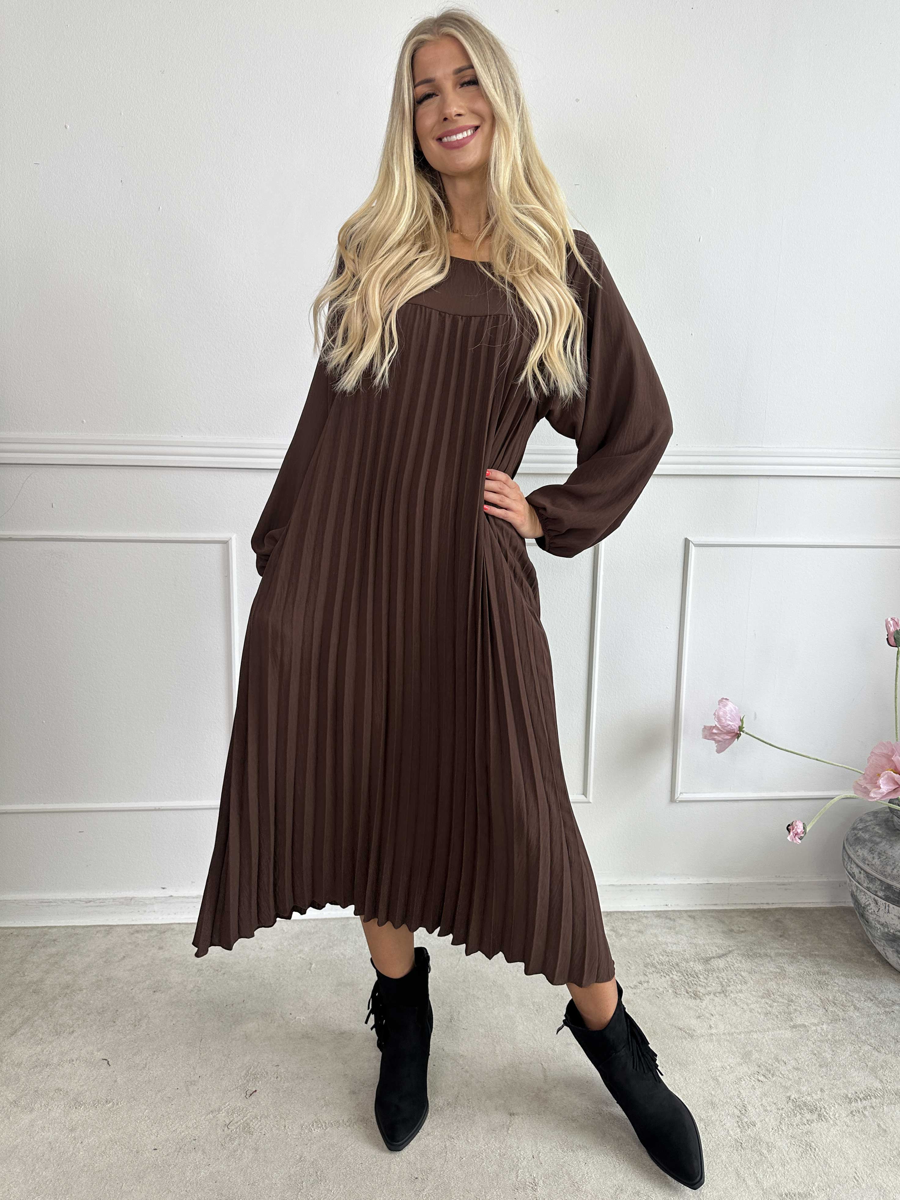 Nancy Long Sleeve - Lang kjole med plisseringer og lommer