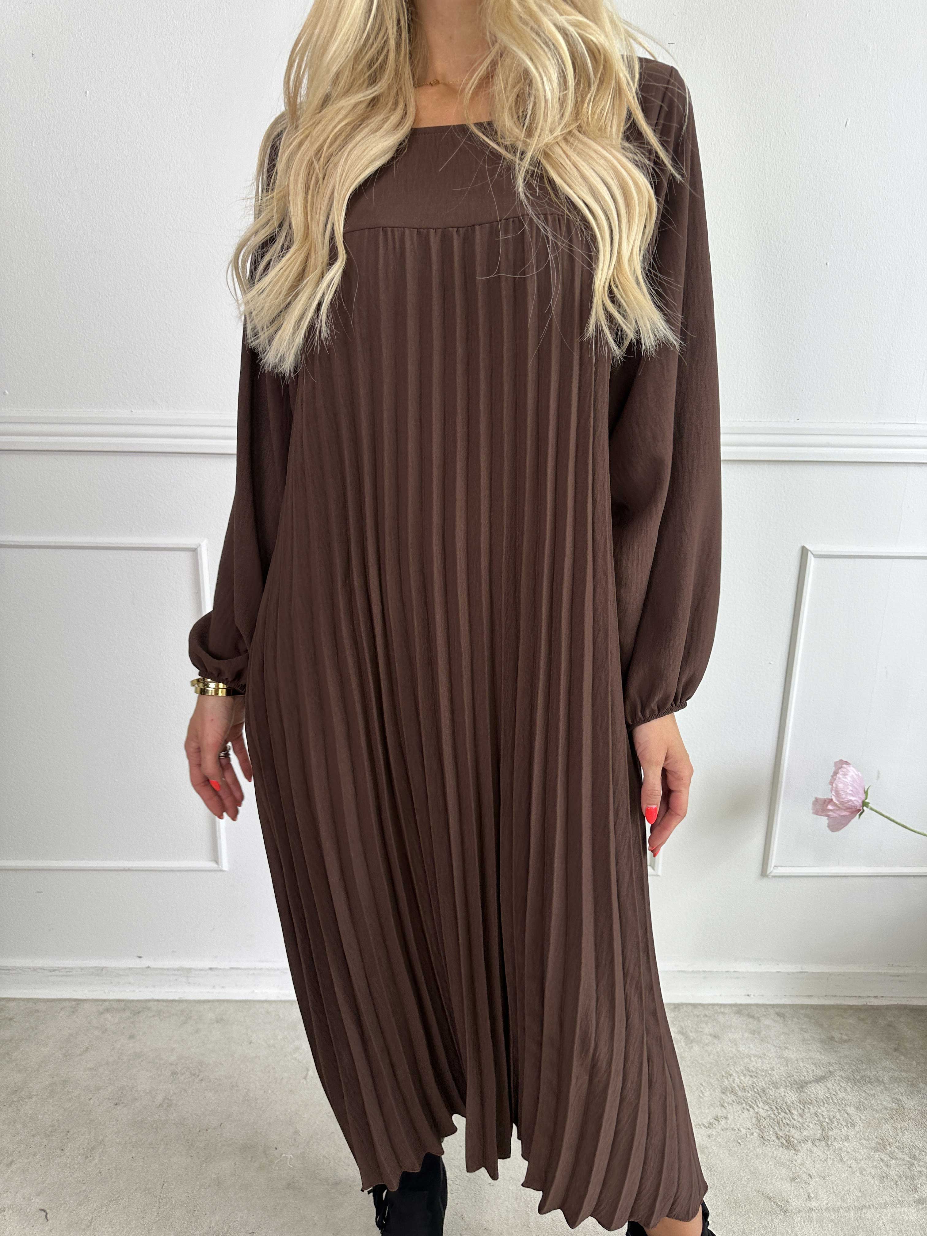 Nancy Long Sleeve - Lang kjole med plisseringer og lommer